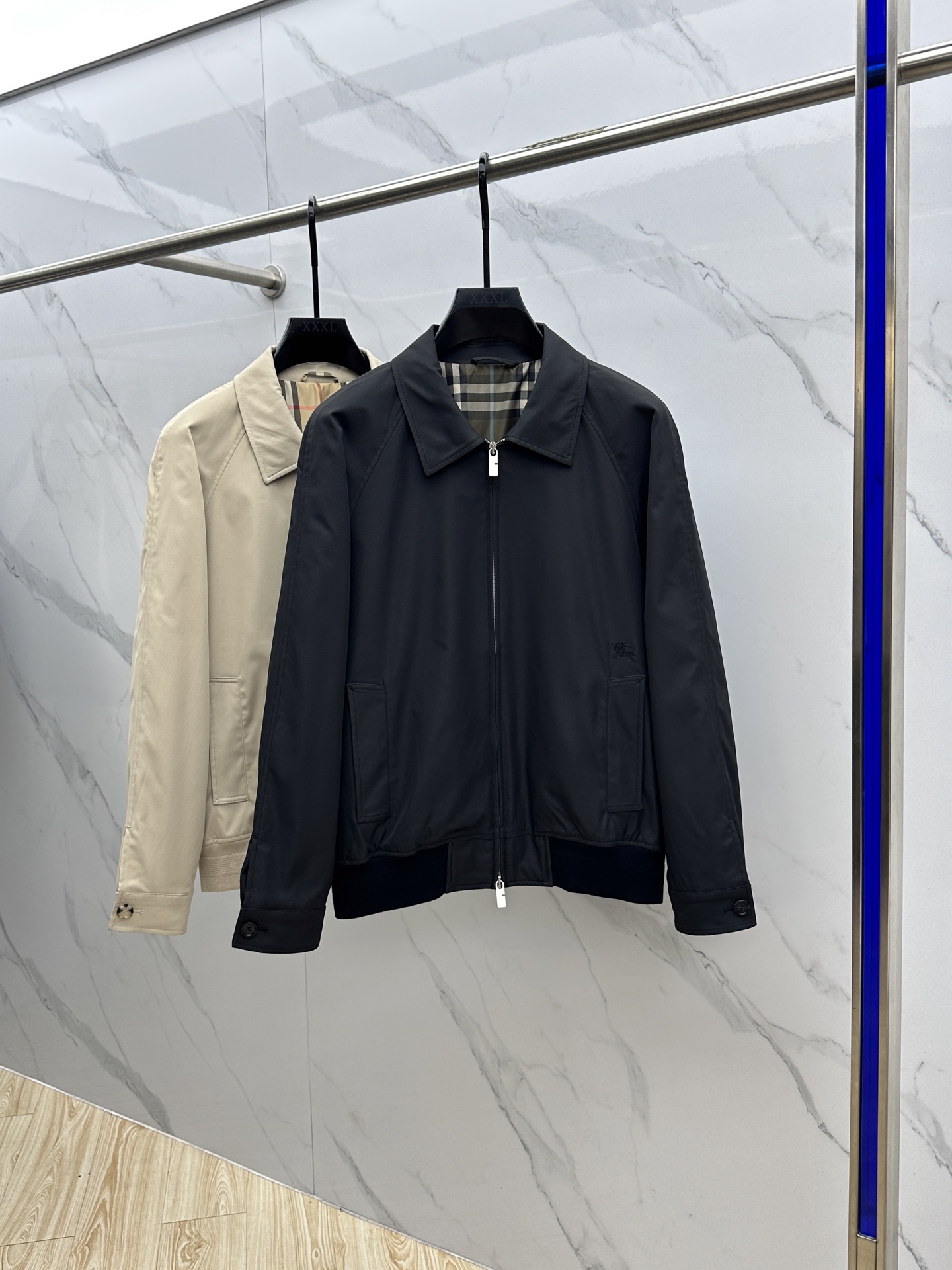 NO:522792,Burberry* Burberry 2025ss early autumn new style Burberry lapel jacket, autumn hot jacket, plaid inner, war horse embroidered jacket, comfortable and comfortable to wear, lazy and casual, combined with clean and simple colors, it is particularly pleasing to look at, suitable for daily wear~ I love to launch sports items embellished with vitality prints!  hs size 48-56, burberry, burberry, jackets & coats, jackets & coats, alexander wang19860909Burberry*巴宝莉 2025ss早秋新款 巴宝莉翻领夹克外套,秋季爆款外套,格子内里,战马刺绣款外套,穿上就是舒适自在又显瘦的存在,慵懒而随性,结合干净简单的色系就特别耐看,适合日常穿着~倾情推出缀饰活力印花的运动单品！hs 尺码48-56,,burberry,burberry,jackets & coats,jackets & coats,alexander wang,Men's clothing