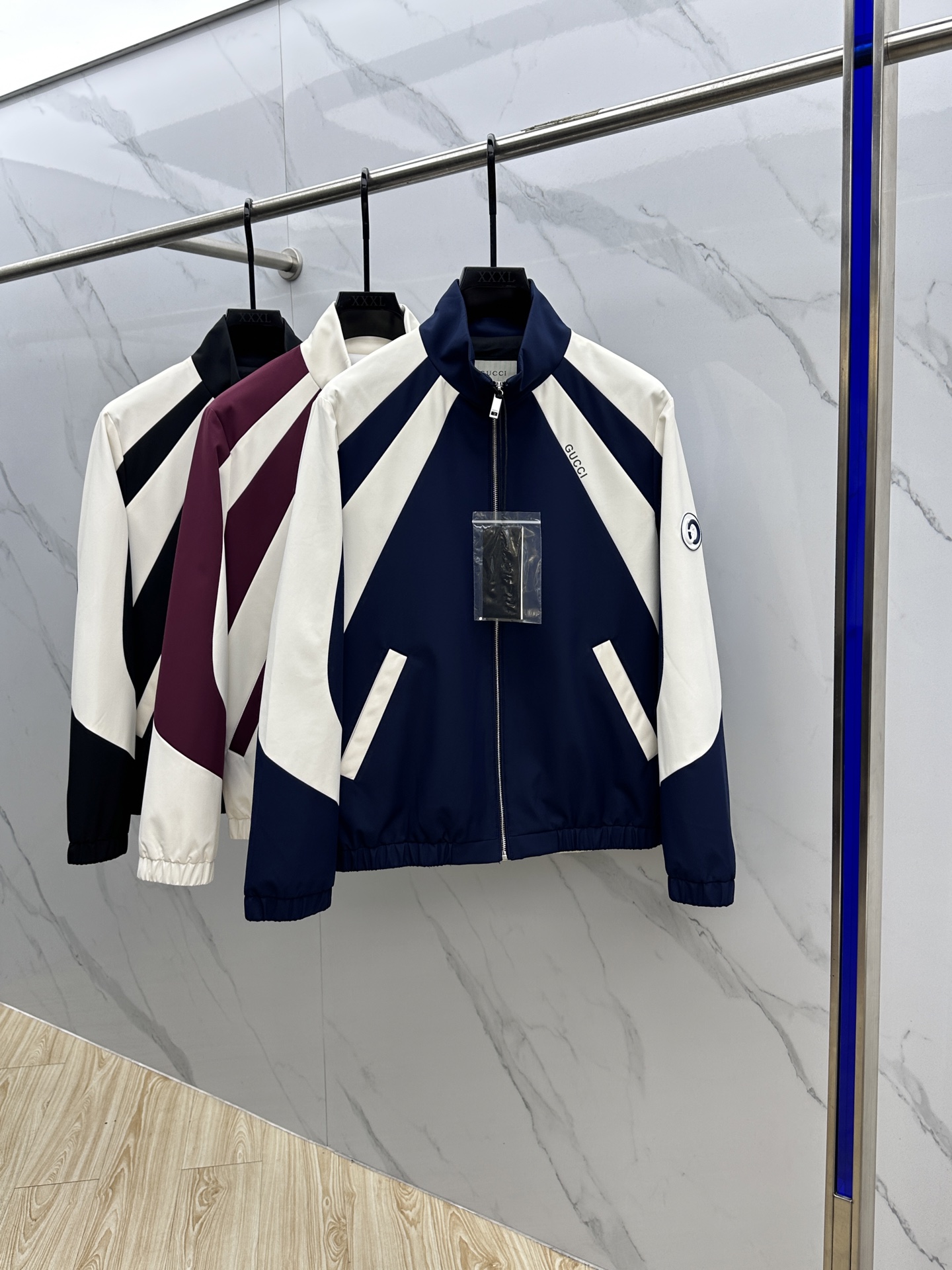 NO:522754,Gucci* Gucci 2025ss early autumn new men's clothing Gucci stand-up collar jacket, logo print, autumn popular jacket, granular fleece fabric is comfortable, comfortable and slim, lazy and casual, combined with clean and simple colors, it is particularly pleasing to look at, suitable for daily wear~ I love to launch sports items embellished with vitality prints!  hs size 48-56, gucci,gucci,jackets & coats,jackets & coats,alexander wang19860909Gucci*古驰 2025ss早秋新款男装 古驰立领夹克外套,logo印花,秋季爆款外套,颗粒绒面料穿上就是舒适自在又显瘦的存在,慵懒而随性,结合干净简单的色系就特别耐看,适合日常穿着~倾情推出缀饰活力印花的运动单品！hs 尺码48-56,,gucci,gucci,jackets & coats,jackets & coats,alexander wang,Men's clothing