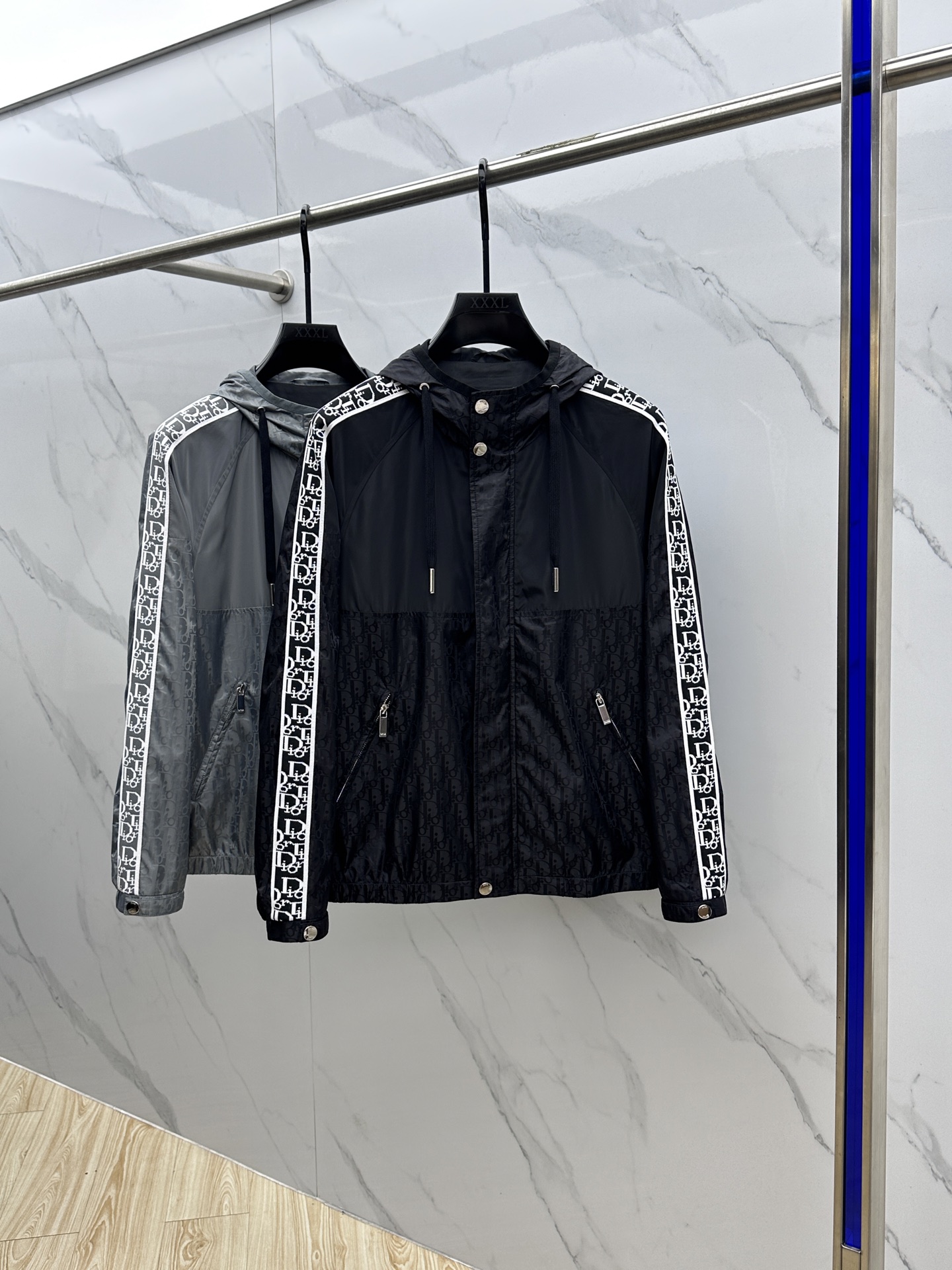 NO:522756,Dior* Dior 2025ss early autumn new Dior hooded jacket, letter jacquard fabric paired with letter logo webbing autumn jacket, it is comfortable and comfortable to wear, lazy and casual, combined with clean and simple colors, especially durable, suitable for daily wear~ I love to launch sports items embellished with vitality prints!  hs size 48-56,,dior,dior,jackets & coats,jackets & coats,hats,alexander wang19860909Dior*迪奥 2025ss早秋新款 迪奥连帽夹克外套,字母提花面料搭配字母logo织带秋季爆款外套,穿上就是舒适自在又显瘦的存在,慵懒而随性,结合干净简单的色系就特别耐看,适合日常穿着~倾情推出缀饰活力印花的运动单品！hs 尺码48-56,,dior,dior,jackets & coats,jackets & coats,hats,alexander wang,Men's clothing