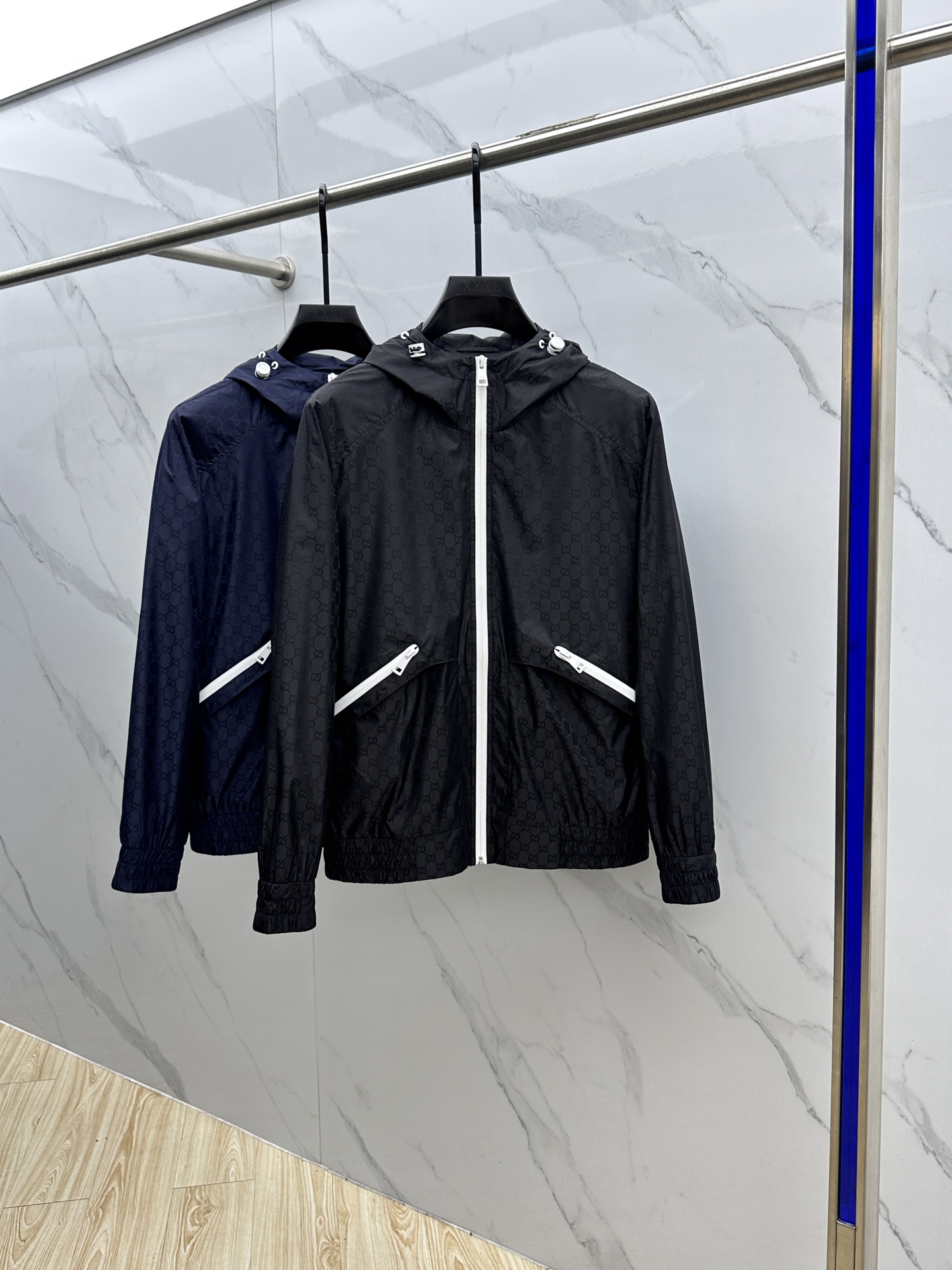 NO:522796,Gucci* Gucci 2025ss early autumn new Gucci hooded jacket, double G letter jacquard fabric, autumn hot jacket, comfortable and slim when worn, lazy and casual, combined with clean and simple colors, it is particularly durable and suitable for daily wear~ I love to launch sports items embellished with vitality prints!  hs size 48-56, gucci,gucci,jackets & coats,jackets & coats,hats,alexander wang19860909Gucci*古驰 2025ss早秋新款古驰连帽夹克外套,双G字母提花面料,秋季爆款外套,穿上就是舒适自在又显瘦的存在,慵懒而随性,结合干净简单的色系就特别耐看,适合日常穿着~倾情推出缀饰活力印花的运动单品！hs 尺码48-56,,gucci,gucci,jackets & coats,jackets & coats,hats,alexander wang,Men's clothing