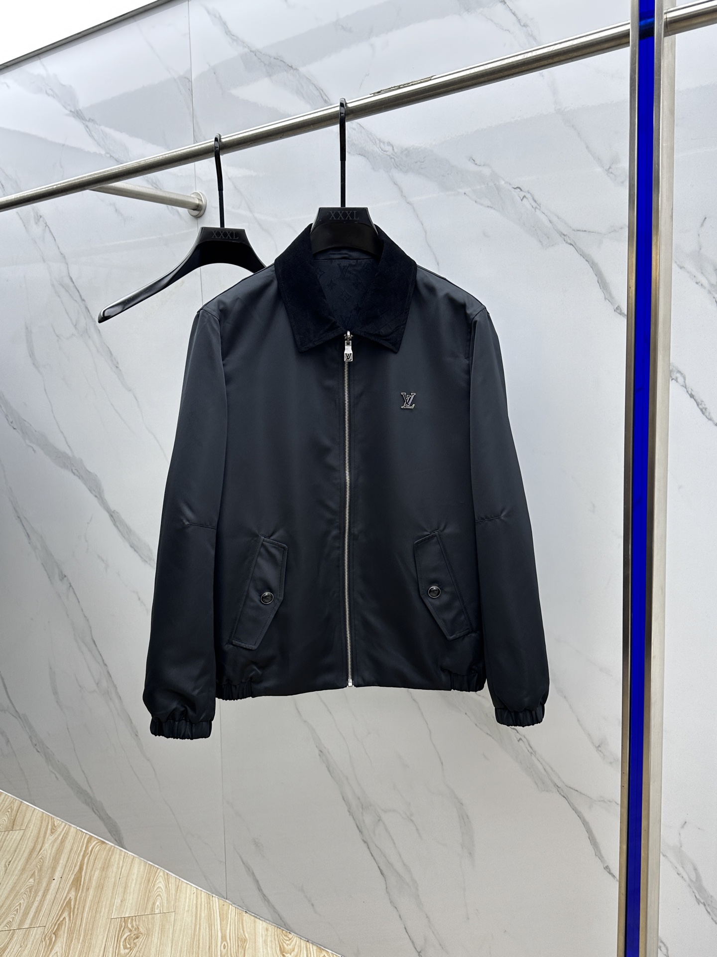 NO:522758,Louis Vuitton* Louis Vuitton 25ss autumn and winter new original single men's casual autumn and winter jacket jacket. Double-sided design, high-end customization, high-version, fashionable and versatile imported fabric, super soft and delicate, skin-friendly and comfortable to wear, high-end boutique, OEM, fine-made top body, very good, men's essential items, three standards, complete hs, code M-3XL,,louis vuitton,louis vuitton,jackets & coats,jackets & coats,alexander wang19860909Louis Vuitton*路易威登 25ss秋冬新款原单男士休闲秋冬夹克外套.双面穿设计 高端定制 高版本 时尚百搭爆款进口面料 手感超柔软细腻 穿着亲肤舒适 高端精品 代工厂精细做上身非常赞 男士必备单品 三标齐全 hs 码数M-3XL,,louis vuitton,louis vuitton,jackets & coats,jackets & coats,alexander wang,Men's clothing