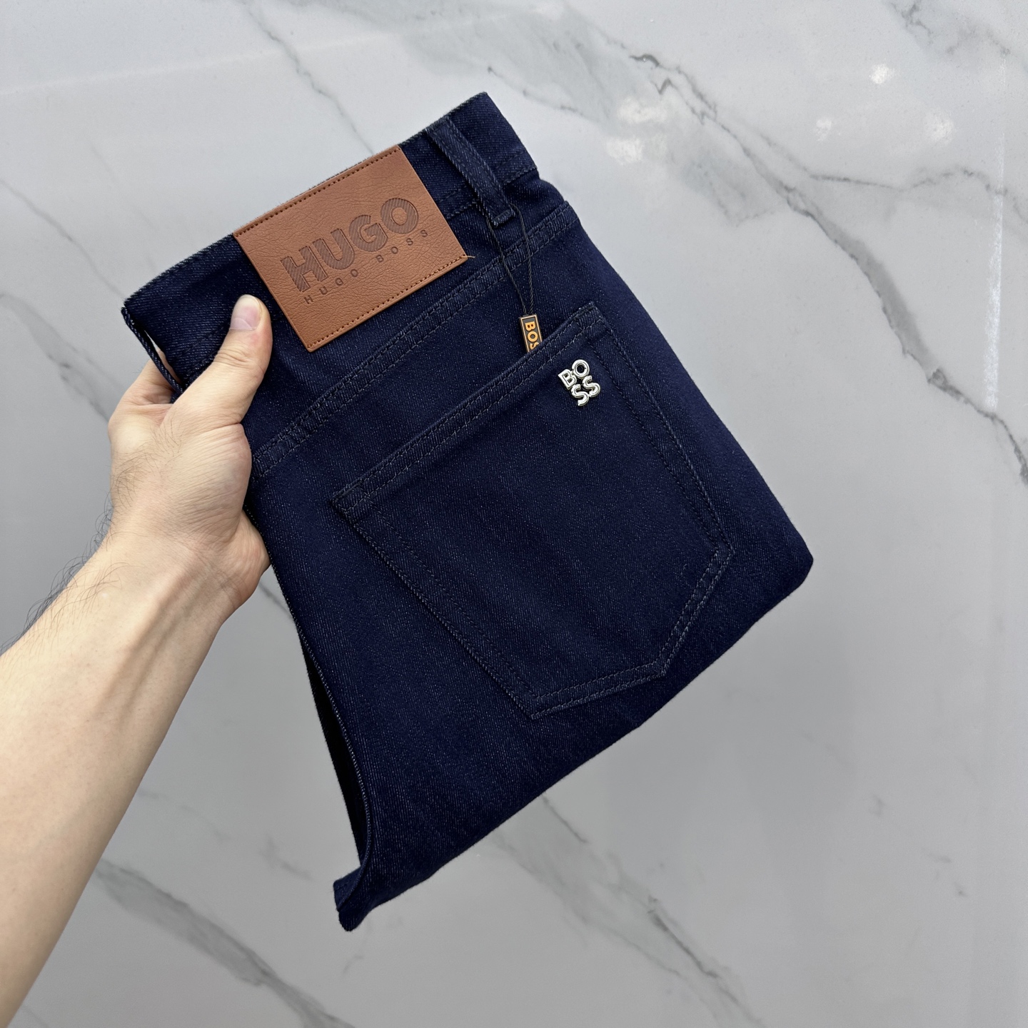 NO:516854,BOSS high-end customization, the latest jeans in early autumn 2025 are released simultaneously on the counter. Original customization reproduction. Customer-supplied hardware and accessories. Original quality. Imported fixed-color denim fabric. Heavy industry washing. Fine workmanship and excellent upper body!  Selected single products, complete three standards, original AX single product, number 29-38 without 37, jeans, alexander wang19860909BOSS 高端定制、2025早秋最新款牛仔裤 柜台同步发售 原版定制复刻 客供五金辅料 原单品质 进口固色牛仔面料 重工洗水 做工走线精细 上身绝佳！优选单品 三标齐全 AX原单出品 码数29-38无37,,jeans,alexander wang,Men's clothing