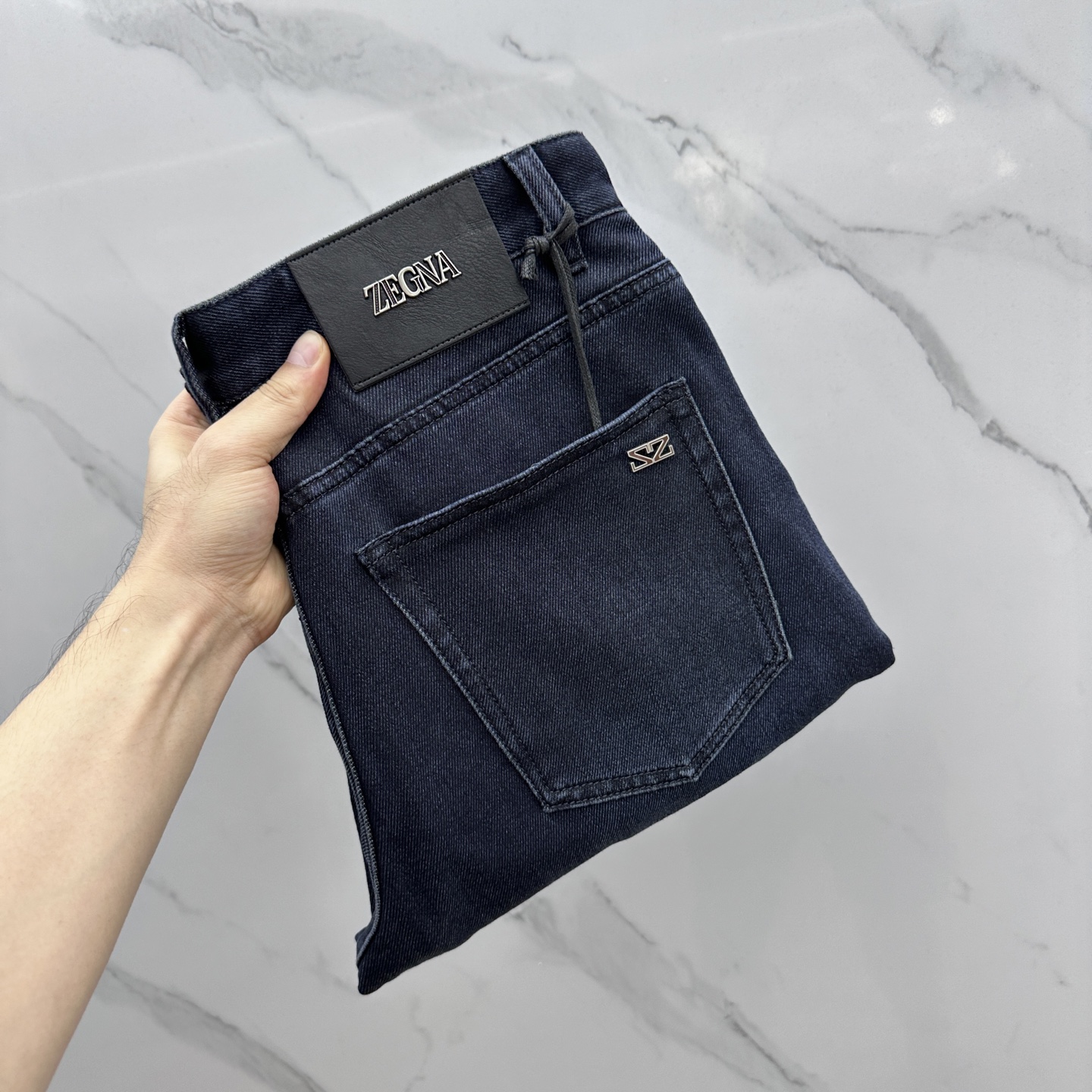 NO:515358,ZEGNA*Jenia High-end customization, the latest jeans in early autumn 2025 are released simultaneously on the counter. Original custom reproduction. Customer-supplied hardware and accessories. Original quality. Imported fixed-color denim fabric. Heavy industry washing. Fine workmanship and excellent upper body!  Selected single products, complete three standards, original AX single product, number 29-38 without 37, zegna, jeans, alexander wang19860909ZEGNA*杰尼亚 高端定制、2025早秋最新款牛仔裤 柜台同步发售 原版定制复刻 客供五金辅料 原单品质 进口固色牛仔面料 重工洗水 做工走线精细 上身绝佳！优选单品 三标齐全 AX原单出品 码数29-38无37,,zegna,jeans,alexander wang,Men's clothing