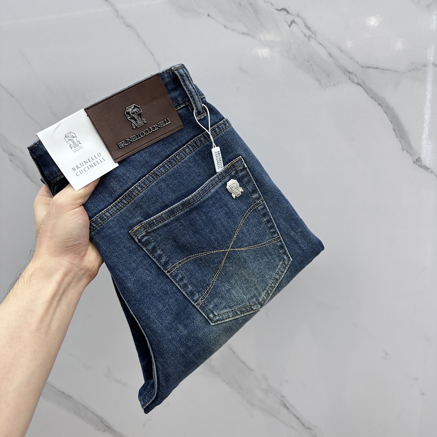 NO:515360,BC high-end customization, the latest jeans in early autumn 2025 are released simultaneously on the counter. Original customization reproduction. Customer-supplied hardware and accessories. Original quality. Imported fixed-color denim fabric. Heavy industry washing. Fine workmanship and excellent upper body!  Selected single products, complete three standards, original AX single product, number 29-38 without 37, jeans, alexander wang19860909BC 高端定制、2025早秋最新款牛仔裤 柜台同步发售 原版定制复刻 客供五金辅料 原单品质 进口固色牛仔面料 重工洗水 做工走线精细 上身绝佳！优选单品 三标齐全 AX原单出品 码数29-38无37,,jeans,alexander wang,Men's clothing