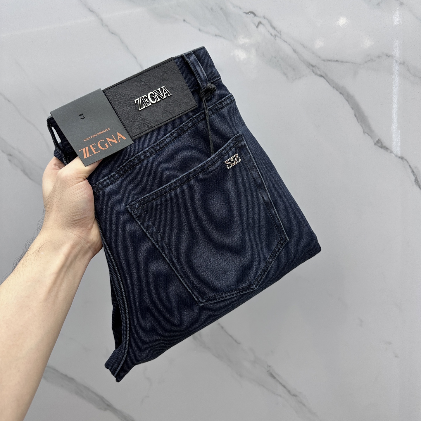 NO:522748,ZEGNA*Jenia High-end customization, the latest jeans in early autumn 2025 are released simultaneously on the counter. Original custom reproduction. Customer-supplied hardware and accessories. Original quality. Imported fixed-color denim fabric. Heavy industry washing. Fine workmanship and excellent upper body!  Selected single products, complete three standards, original AX single product, number 29-38 without 37, zegna, jeans, alexander wang19860909ZEGNA*杰尼亚 高端定制、2025早秋最新款牛仔裤 柜台同步发售 原版定制复刻 客供五金辅料 原单品质 进口固色牛仔面料 重工洗水 做工走线精细 上身绝佳！优选单品 三标齐全 AX原单出品 码数29-38无37,,zegna,jeans,alexander wang,Men's clothing