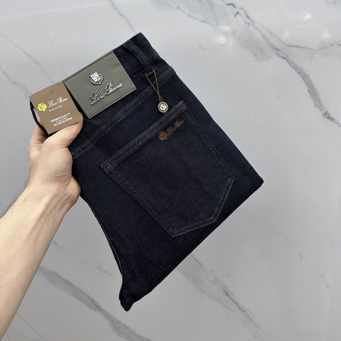 NO:522752,LP high-end customization, the latest jeans in early autumn 2025, released at the counter simultaneously, original custom reproduction, customer-supplied hardware and accessories, original quality, imported fixed-color denim fabric, heavy-industrial washing, fine workmanship and excellent upper body!  Selected single products, complete three standards, original AX single product, number 29-38 without 37, loro piana, jeans, alexander wang19860909LP 高端定制、2025早秋最新款牛仔裤 柜台同步发售 原版定制复刻 客供五金辅料 原单品质 进口固色牛仔面料 重工洗水 做工走线精细 上身绝佳！优选单品 三标齐全 AX原单出品 码数29-38无37,,loro piana,jeans,alexander wang,Men's clothing