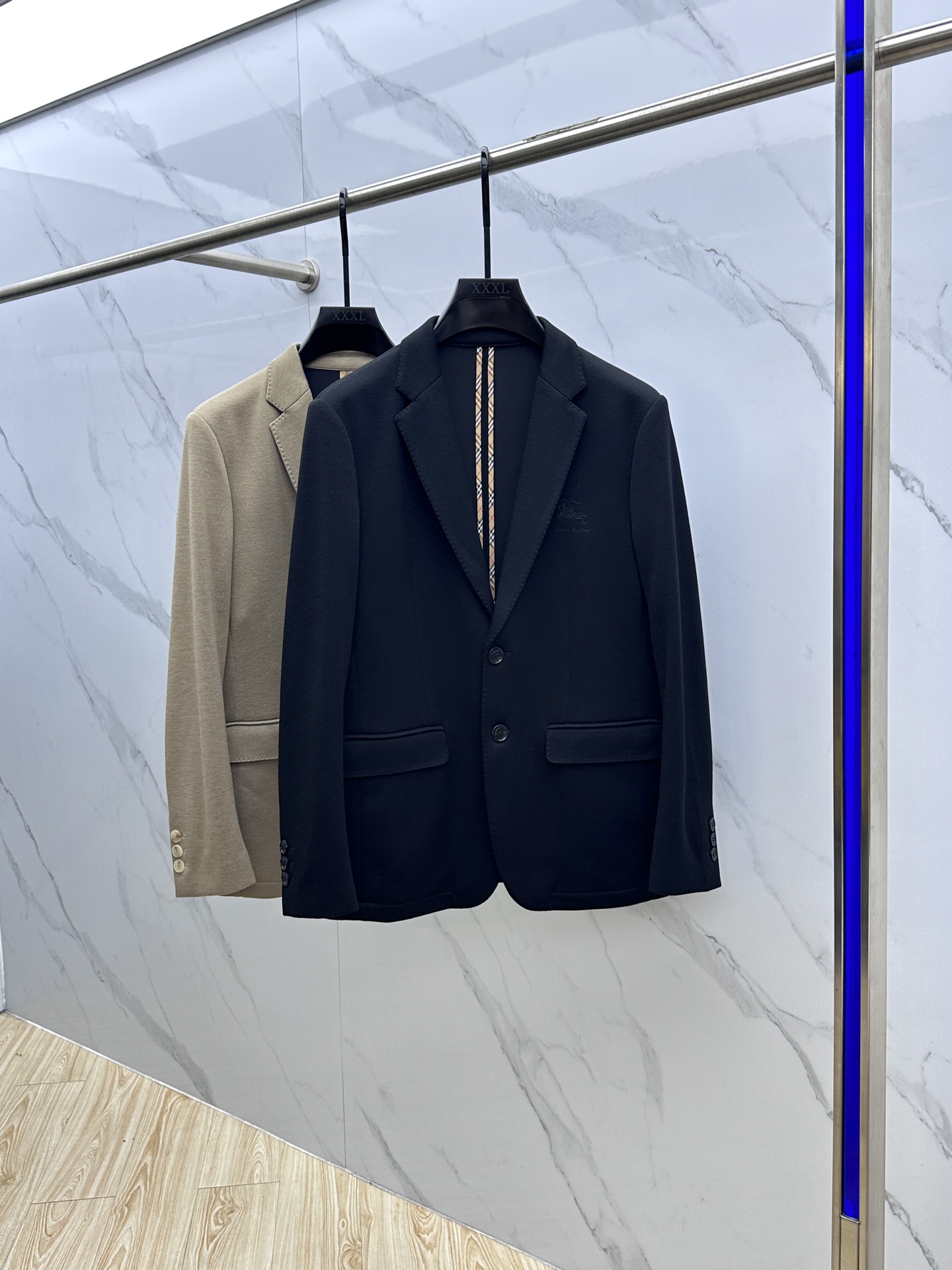 NO:521532,Burberry* Burberry 2025ss early autumn new style released Burberry suit jacket, autumn hot jacket, horse logo embroidered suit on the chest, it is comfortable and comfortable to wear, lazy and casual, combined with clean and simple colors, especially pleasing to look, suitable for daily wear~ launch sports items embroidered with vitality prints!  hs size M-3XL, burberry, burberry, jackets & coats, jackets & coats, business suit, alexander wang19860909Burberry*巴宝莉 2025ss早秋新款发布巴宝莉西装夹克外套,秋季爆款西装外套,胸前战马logo刺绣西装,穿上就是舒适自在又显瘦的存在,慵懒而随性,结合干净简单的色系就特别耐看,适合日常穿着~倾情推出缀饰活力印花的运动单品！hs 尺码M-3XL,,burberry,burberry,jackets & coats,jackets & coats,business suit,alexander wang,Men's clothing