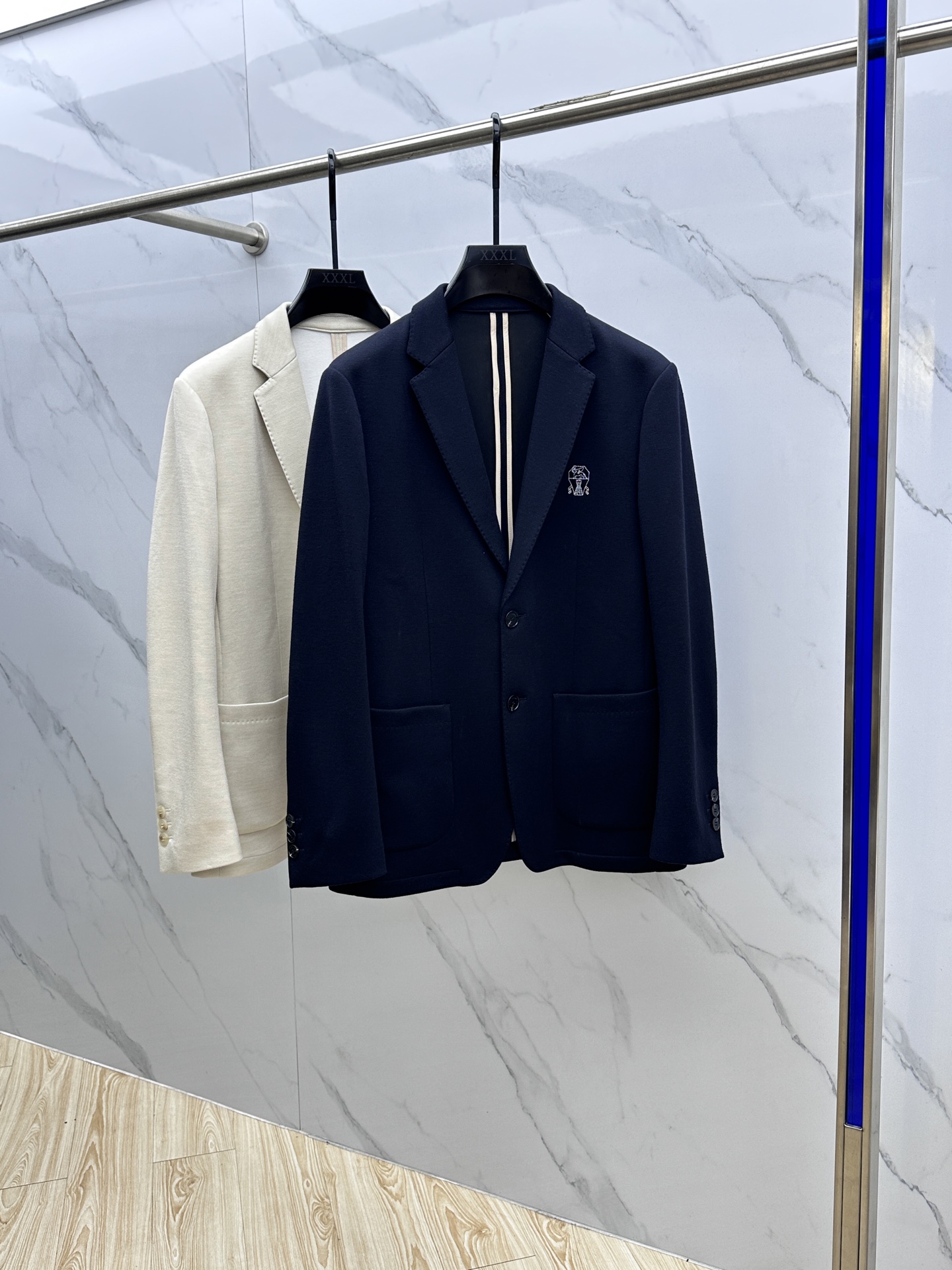 NO:521533,BC 2025ss early autumn new style is released. BC suit jacket, autumn hot jacket, space cotton fabric chest logo embroidered suit, it is comfortable and comfortable to wear, lazy and casual, combined with clean and simple colors, it is particularly pleasing to look at, suitable for daily wear~ I love to launch sports items embellished with vitality prints!  hs size M-3XL,,jackets & coats,jackets & coats,business suit,alexander wang19860909BC 2025ss早秋新款发布 BC西装夹克外套,秋季爆款西装外套,太空棉面料胸前logo刺绣西装,穿上就是舒适自在又显瘦的存在,慵懒而随性,结合干净简单的色系就特别耐看,适合日常穿着~倾情推出缀饰活力印花的运动单品！hs 尺码M-3XL,,jackets & coats,jackets & coats,business suit,alexander wang,Men's clothing