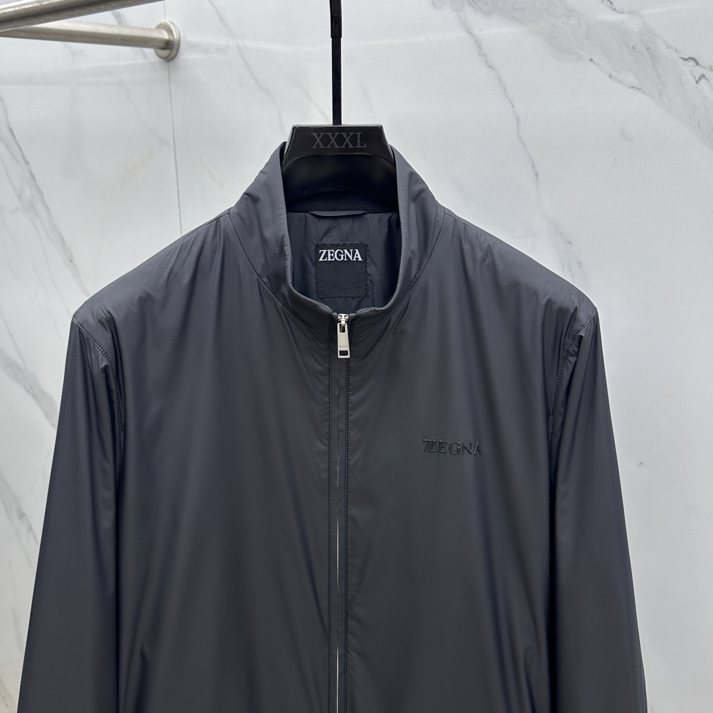 。 🆕ZEGNA*杰尼亚 2025ss秋冬最新时尚男士立领夹克。 经典设计感与颜值爆棚的外套，品质更是无