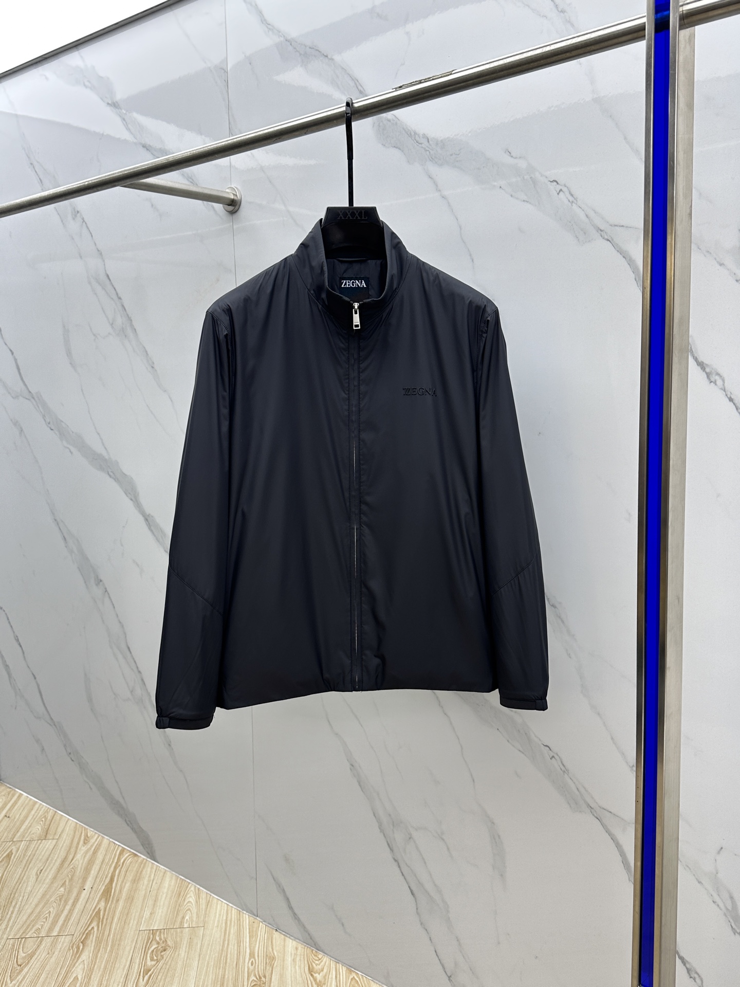 NO:521537,ZEGNA*Jenia 2025ss Autumn and Winter latest fashionable men's stand-up collar jacket. A jacket with a classic design and appearance, the quality is even more unscrupulous. You can buy it directly, which is not to be mistaken for high-end products! Through the detailed pictures, you can feel its powerful aura, and the warm-concentration effect is significant, so you don’t have to worry about the chill at all! It is both fashionable and functional, and the whole style looks more luxurious and elegant! hs size 48-56, zegna,jackets & coats,jackets & coats,alexander wang19860909ZEGNA*杰尼亚 2025ss秋冬最新时尚男士立领夹克. 经典设计感与颜值爆棚的外套,品质更是无法挑剔品控可以直接入手,不容过错的高端臻品！通过细节图片便可感受到它强悍的气场,聚温保暖效果显著,完全不用担心会有一点寒意！时尚与功能性兼备,整款显得更加的奢华大气！hs 尺码48-56,,zegna,jackets & coats,jackets & coats,alexander wang,Men's clothing