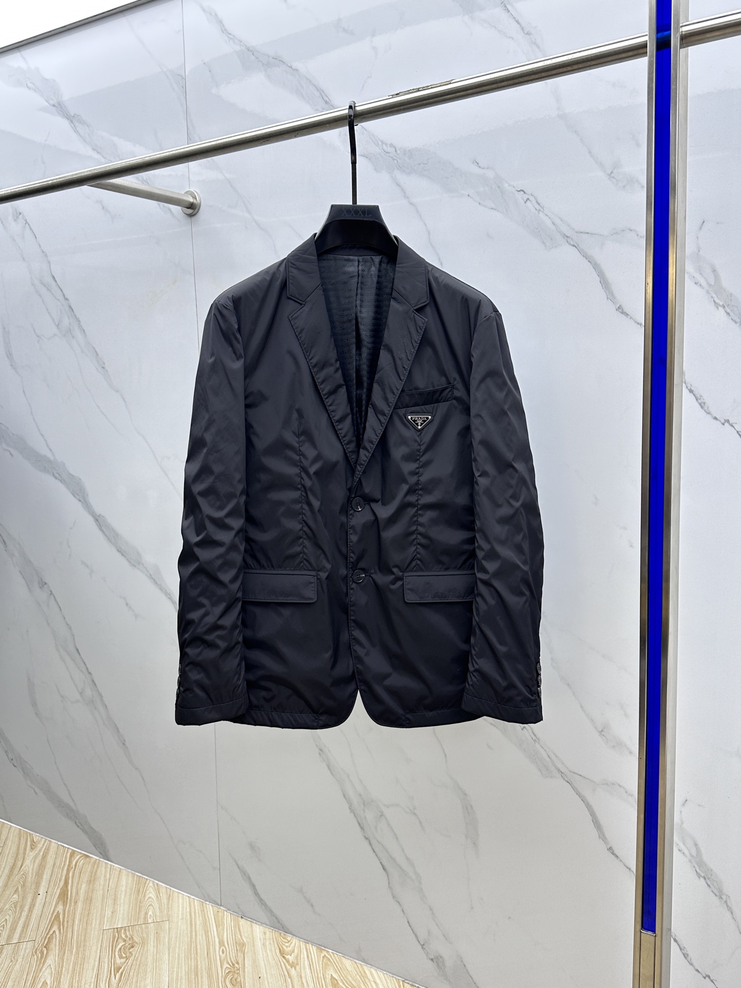 NO:521540,Prada* Prada 2025ss early autumn new style is released Prada suit jacket, autumn hot original jacket, triangle letter metal logo suit jacket, it is comfortable and comfortable to wear, lazy and casual, combined with clean and simple colors, it is particularly pleasing to look, suitable for daily wear~ I love to launch sports items embellished with vitality prints!  hs size M-3XL, prada, prada, jackets & coats, jackets & coats, business suit, alexander wang19860909Prada*普拉达 2025ss早秋新款发布普拉达西装夹克外套,秋季爆款原版外套,三角字母金属logo款西装外套,穿上就是舒适自在又显瘦的存在,慵懒而随性,结合干净简单的色系就特别耐看,适合日常穿着~倾情推出缀饰活力印花的运动单品！hs 尺码M-3XL,,prada,prada,jackets & coats,jackets & coats,business suit,alexander wang,Men's clothing