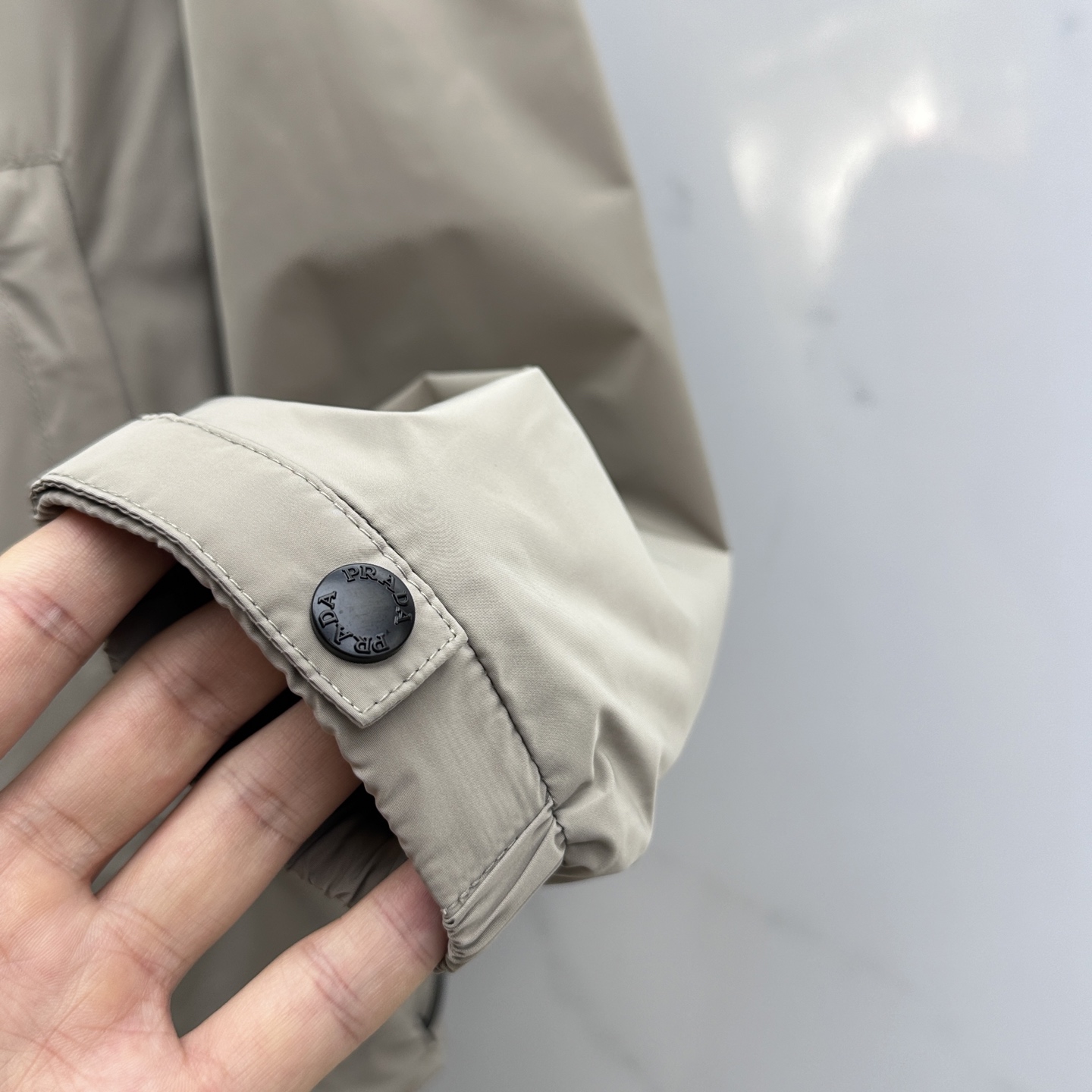 。🆕Prada*普拉达 2025ss早秋新款发布 普拉达连帽夹克外套，秋季爆款外套，红色胶条Logo 穿