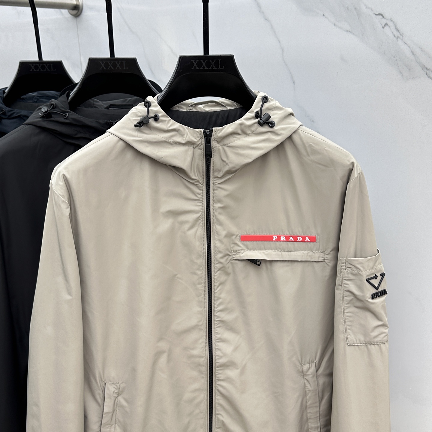 。🆕Prada*普拉达 2025ss早秋新款发布 普拉达连帽夹克外套，秋季爆款外套，红色胶条Logo 穿