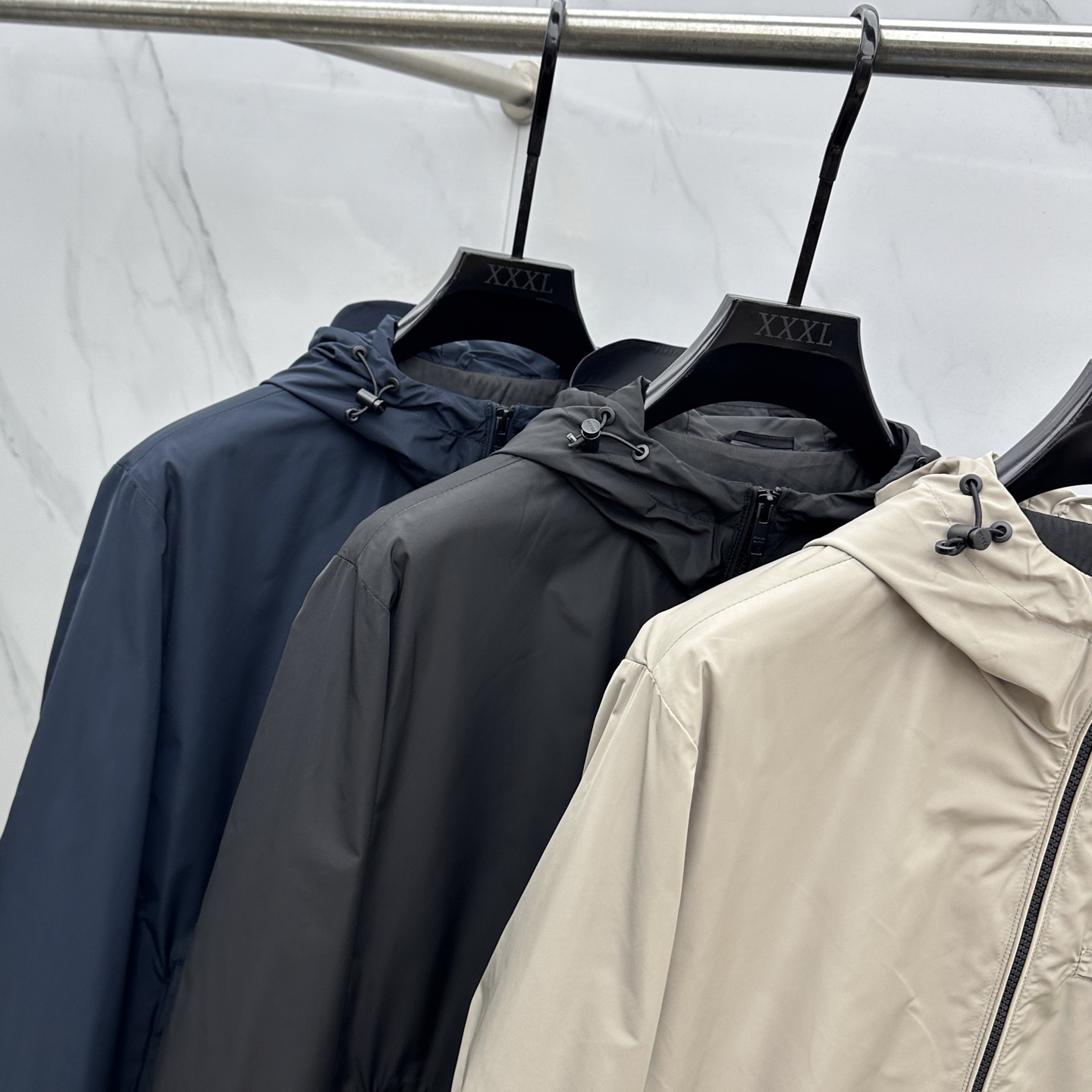 。🆕Prada*普拉达 2025ss早秋新款发布 普拉达连帽夹克外套，秋季爆款外套，红色胶条Logo 穿