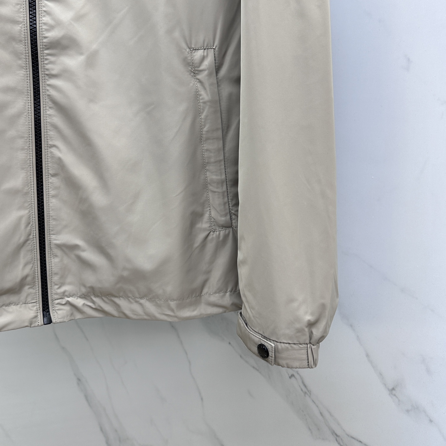 。🆕Prada*普拉达 2025ss早秋新款发布 普拉达连帽夹克外套，秋季爆款外套，红色胶条Logo 穿