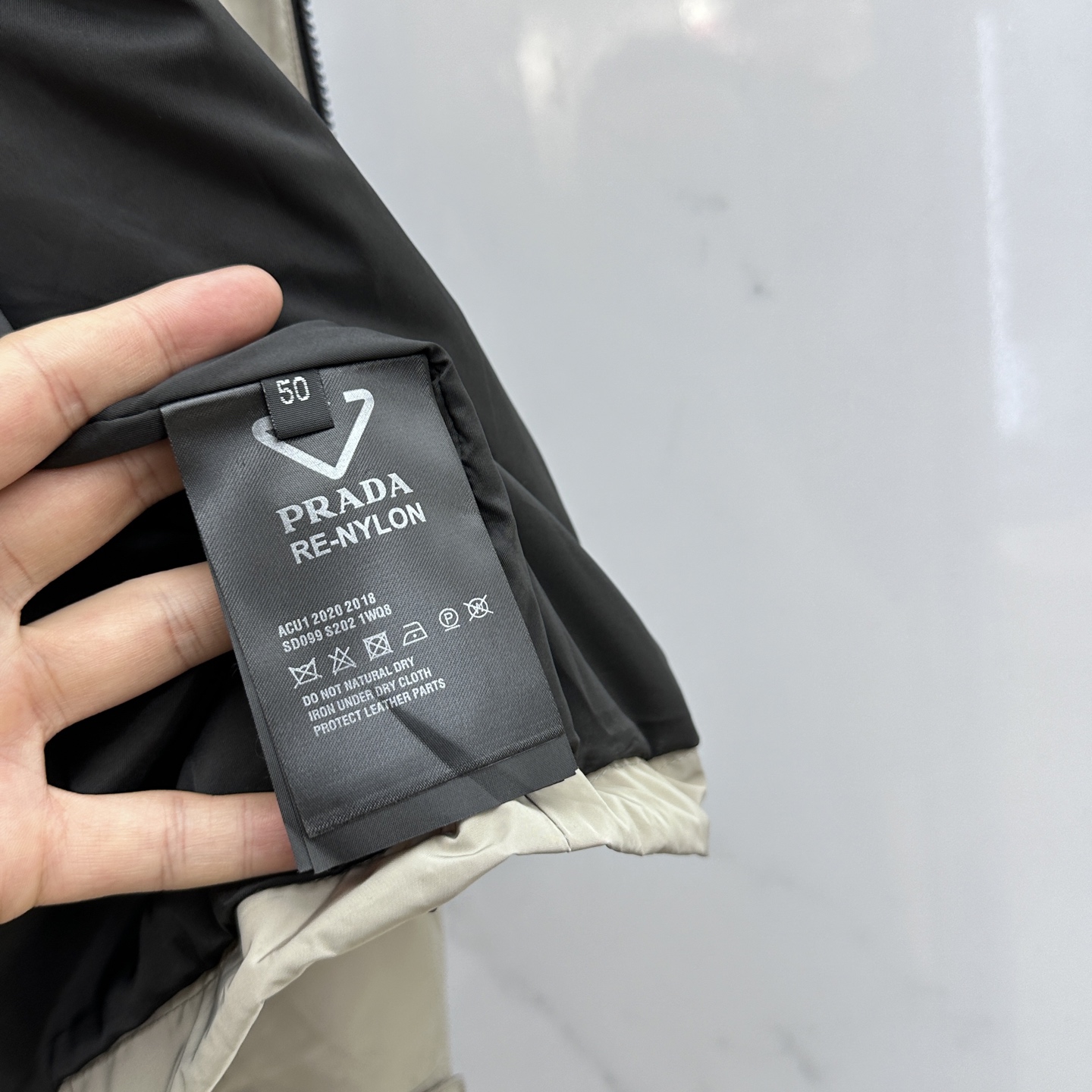 。🆕Prada*普拉达 2025ss早秋新款发布 普拉达连帽夹克外套，秋季爆款外套，红色胶条Logo 穿