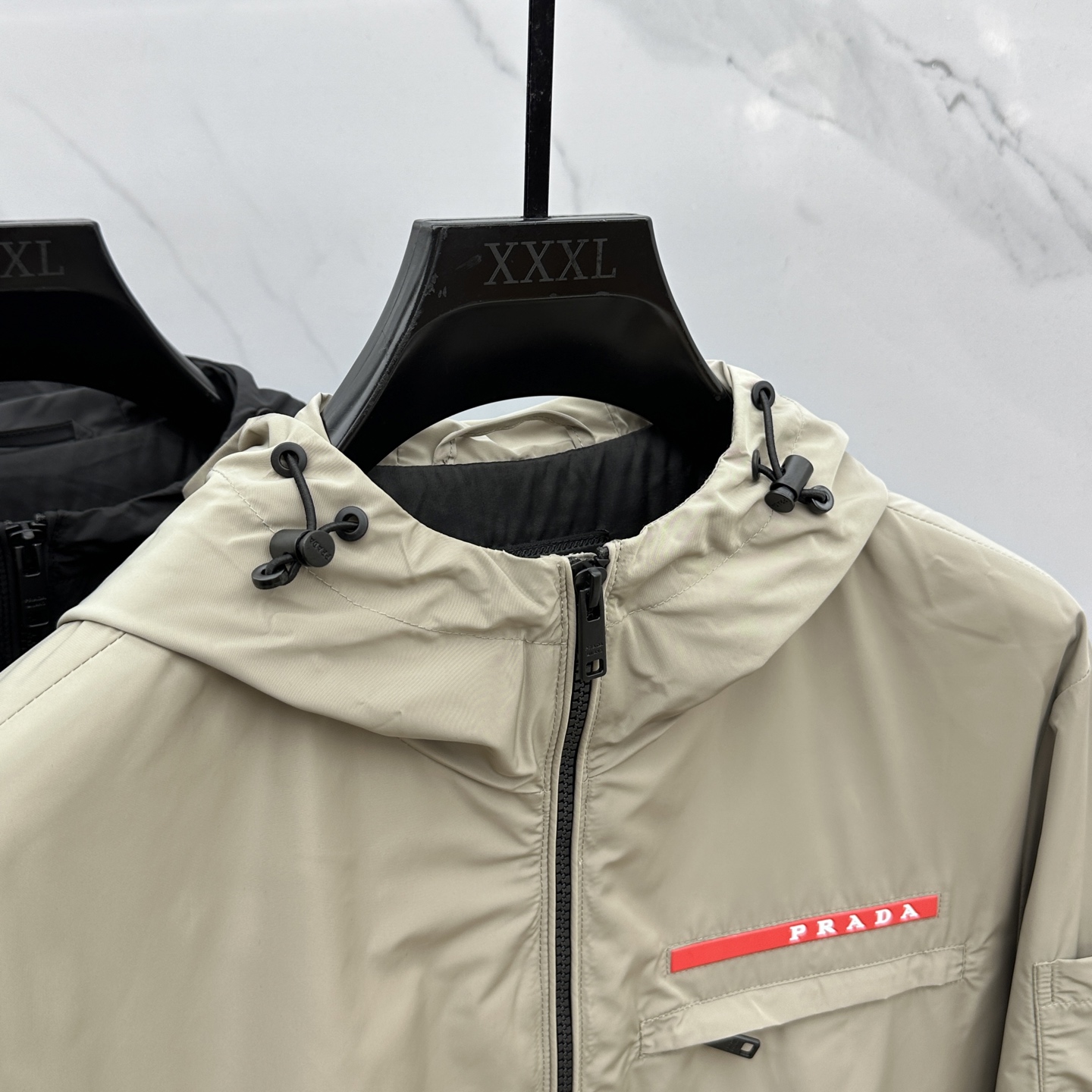 。🆕Prada*普拉达 2025ss早秋新款发布 普拉达连帽夹克外套，秋季爆款外套，红色胶条Logo 穿