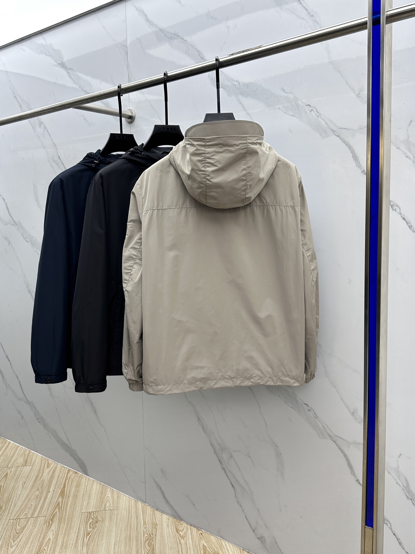 。🆕Prada*普拉达 2025ss早秋新款发布 普拉达连帽夹克外套，秋季爆款外套，红色胶条Logo 穿