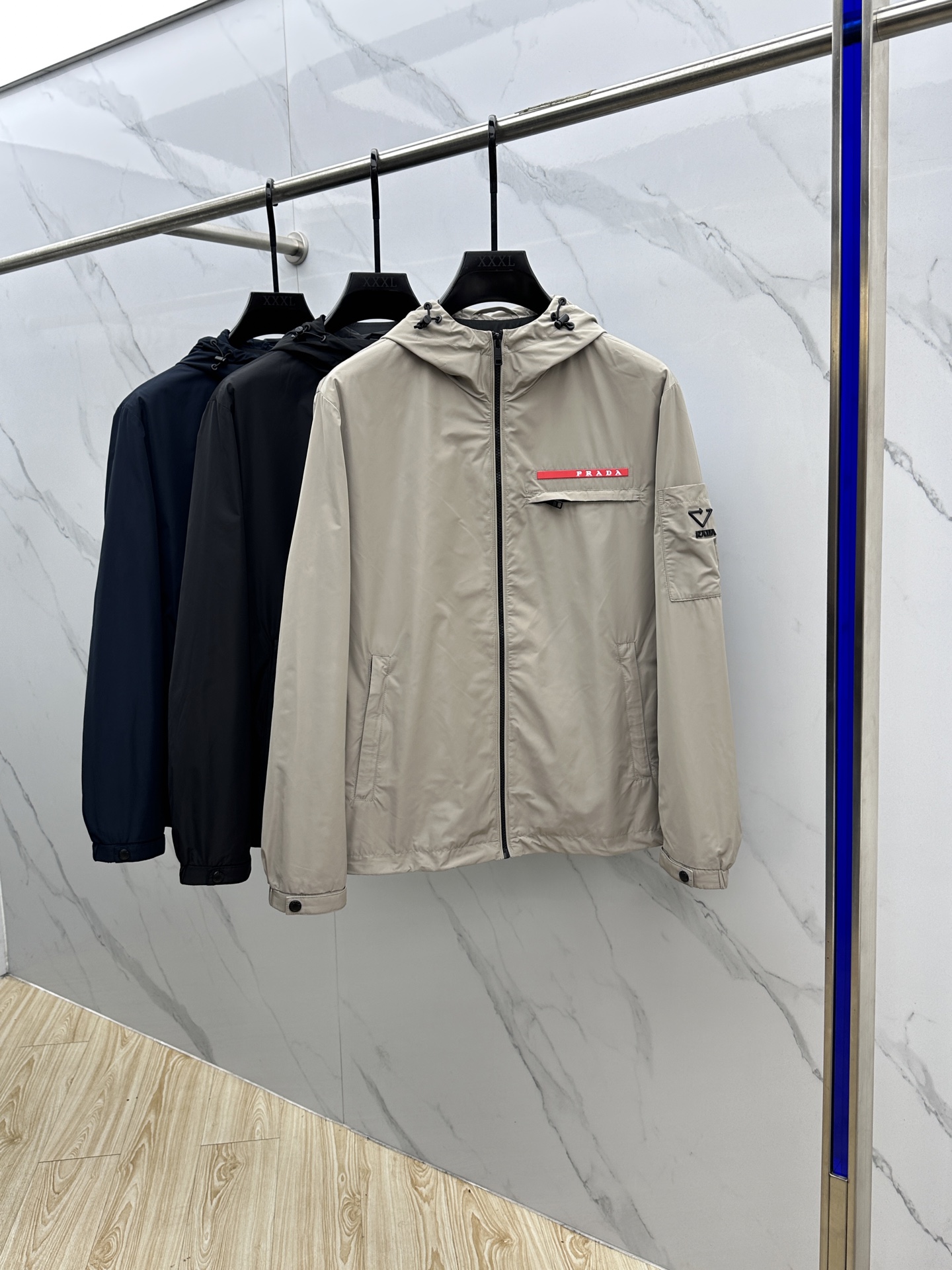 NO:611790,Prada*Prada 2025ss early autumn new model released. Prada hooded jacket, autumn hot jacket, red tape logo. Wearing it makes you feel comfortable and slim, lazy and casual, combined with clean and simple colors, it is particularly eye-catching and suitable for daily wear~ We are launching sports items decorated with vibrant prints!  hs size M-3XL,,prada,prada,jackets & coats,jackets & coats,hats,alexander wang19860909Prada*普拉达 2025ss早秋新款发布 普拉达连帽夹克外套,秋季爆款外套,红色胶条Logo 穿上就是舒适自在又显瘦的存在,慵懒而随性,结合干净简单的色系就特别耐看,适合日常穿着~倾情推出缀饰活力印花的运动单品！hs 尺码M-3XL,,prada,prada,jackets & coats,jackets & coats,hats,alexander wang,Men's clothing