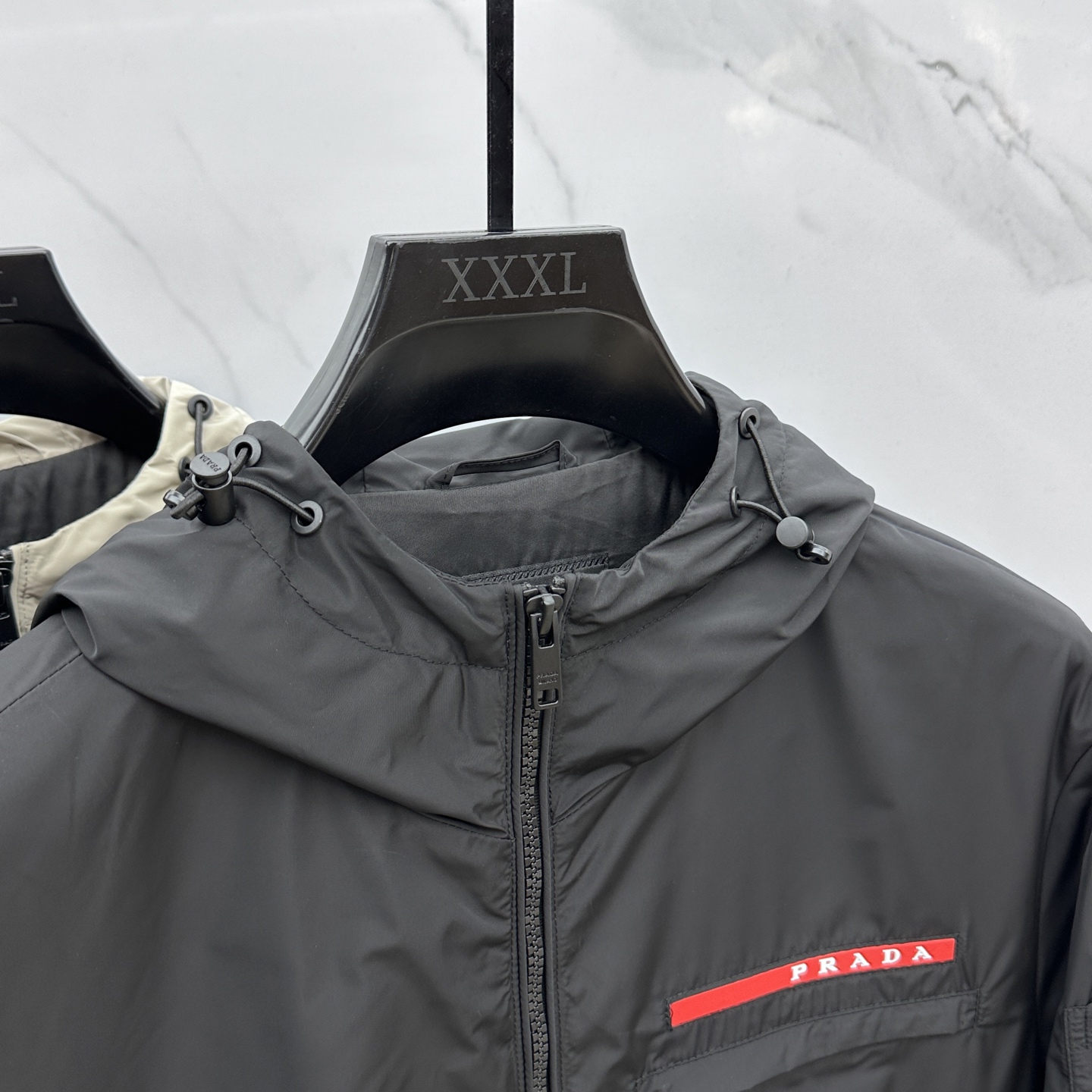 。 🆕Prada*普拉达 2025ss早秋新款发布 普拉达连帽夹克外套，秋季爆款外套，红色胶条Logo 