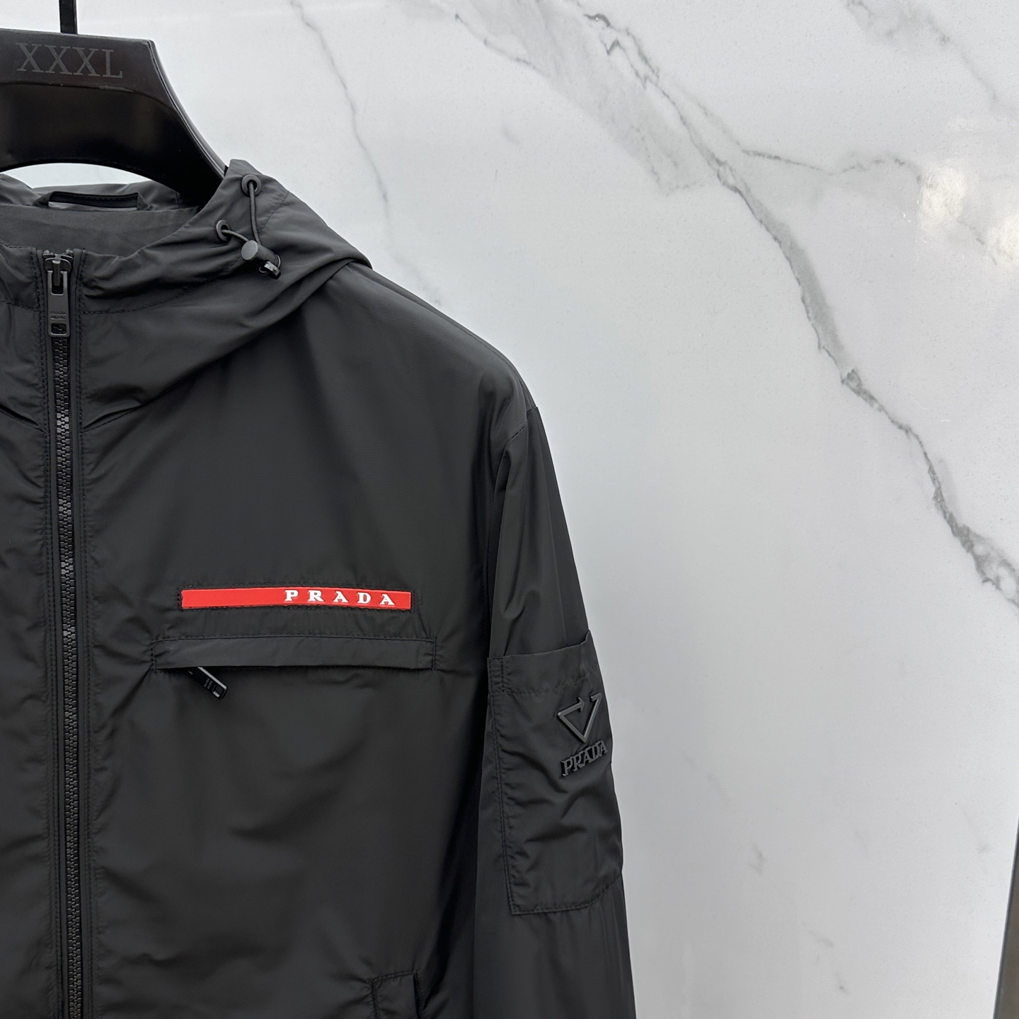 。 🆕Prada*普拉达 2025ss早秋新款发布 普拉达连帽夹克外套，秋季爆款外套，红色胶条Logo 