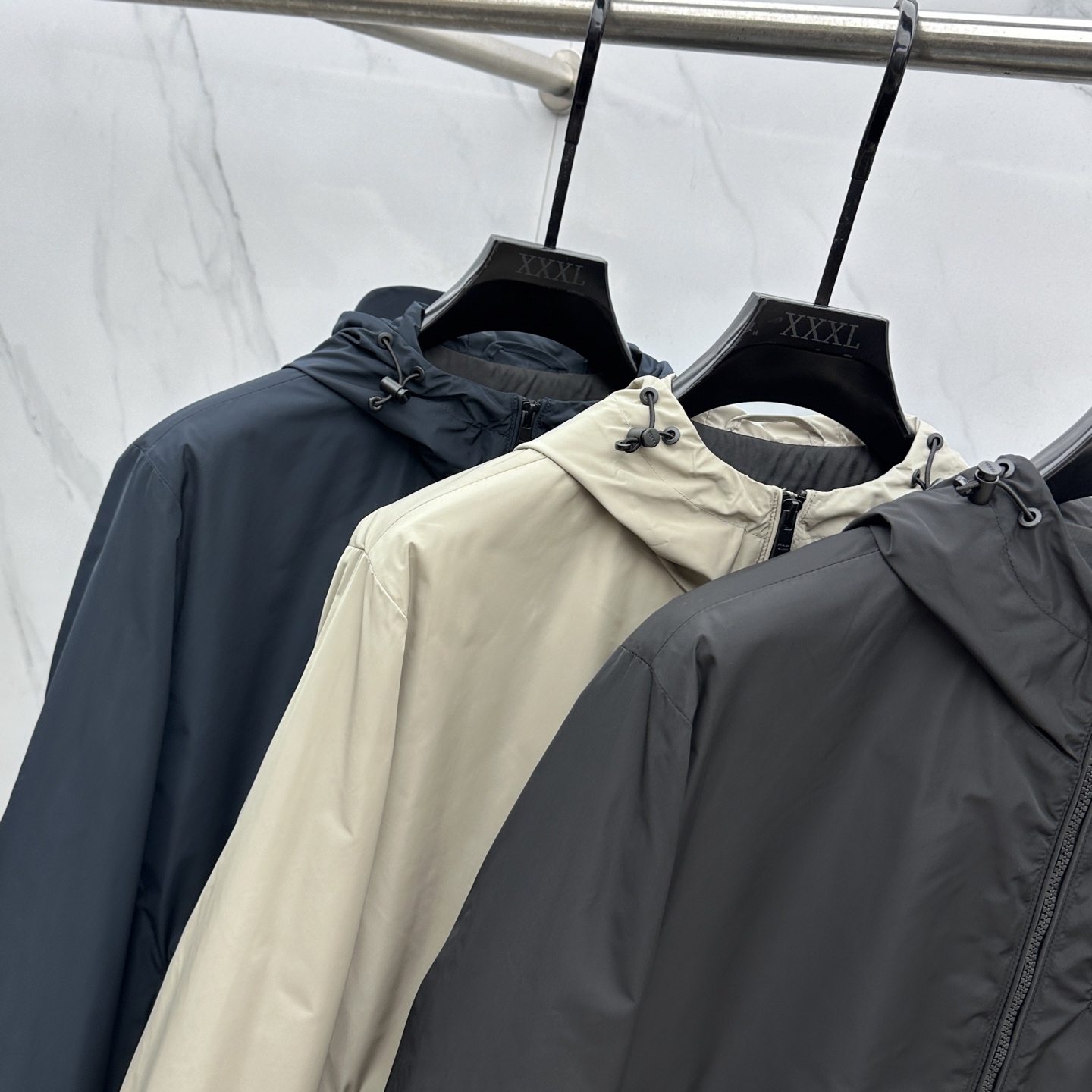 。 🆕Prada*普拉达 2025ss早秋新款发布 普拉达连帽夹克外套，秋季爆款外套，红色胶条Logo 