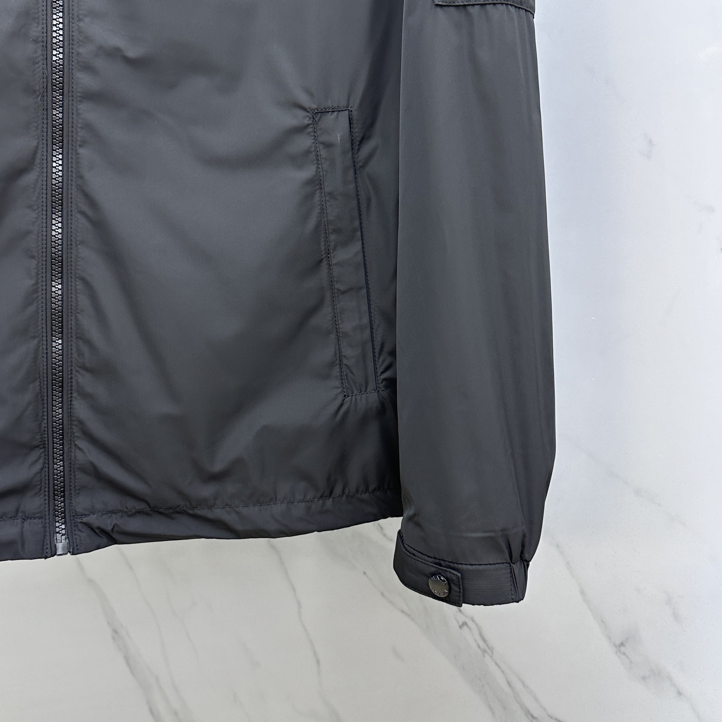 。 🆕Prada*普拉达 2025ss早秋新款发布 普拉达连帽夹克外套，秋季爆款外套，红色胶条Logo 