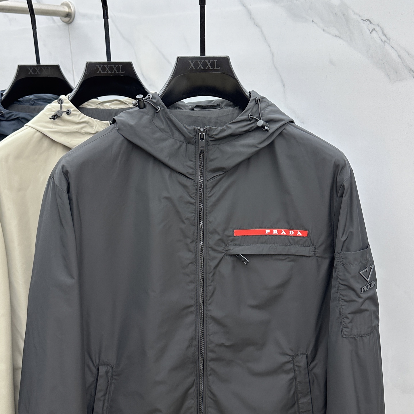 。 🆕Prada*普拉达 2025ss早秋新款发布 普拉达连帽夹克外套，秋季爆款外套，红色胶条Logo 