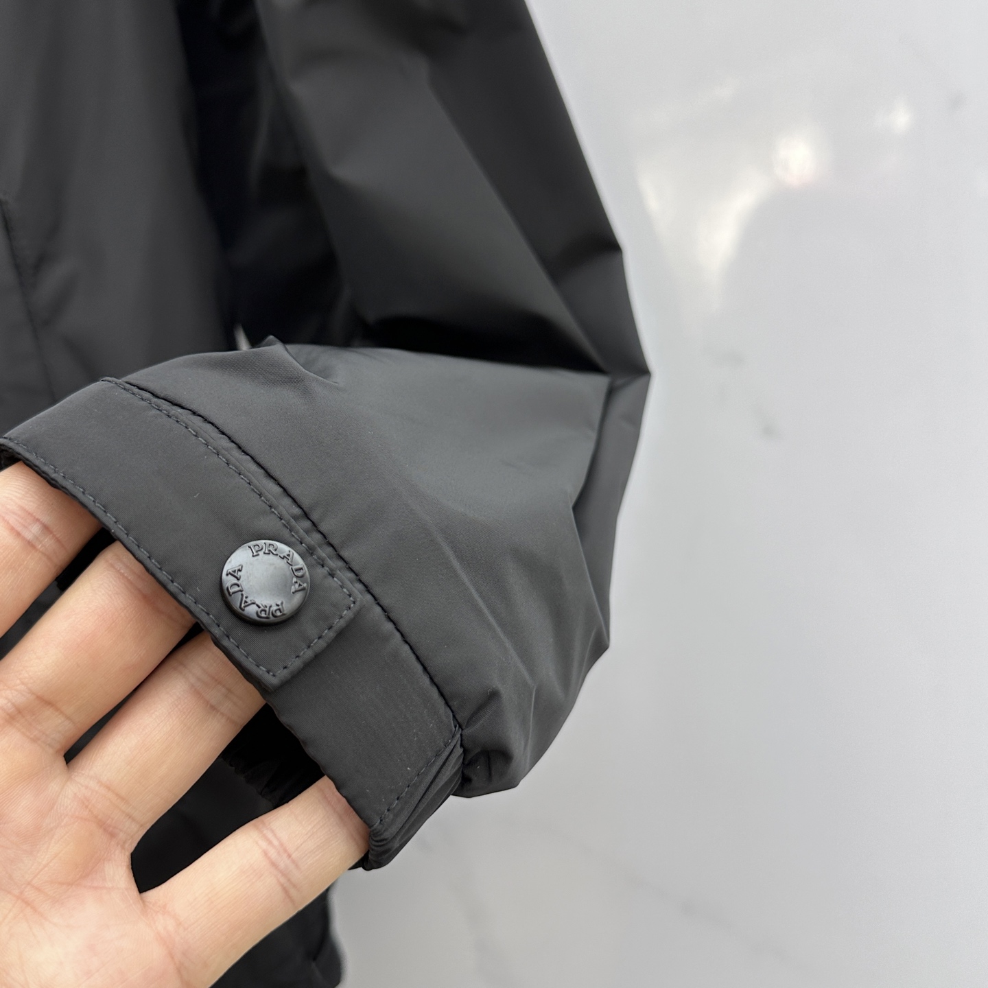 。 🆕Prada*普拉达 2025ss早秋新款发布 普拉达连帽夹克外套，秋季爆款外套，红色胶条Logo 