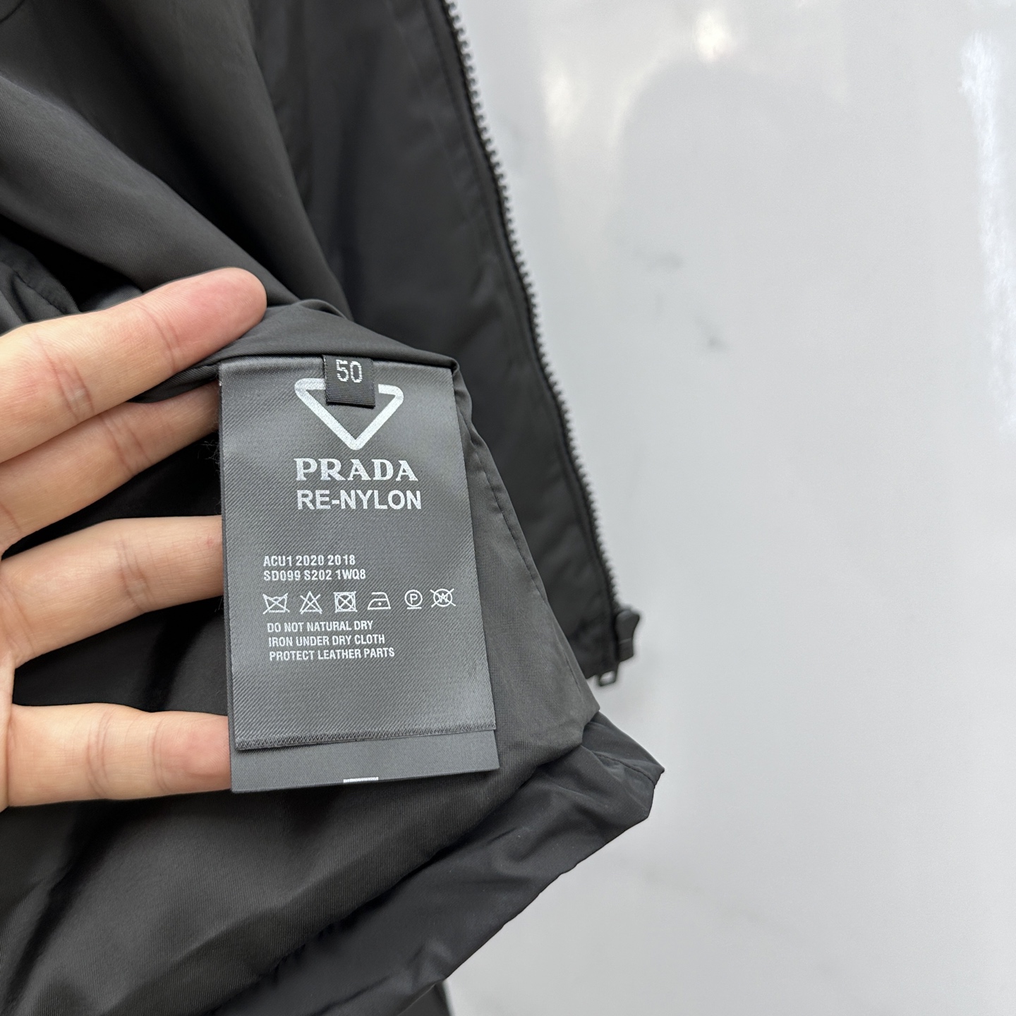 。 🆕Prada*普拉达 2025ss早秋新款发布 普拉达连帽夹克外套，秋季爆款外套，红色胶条Logo 