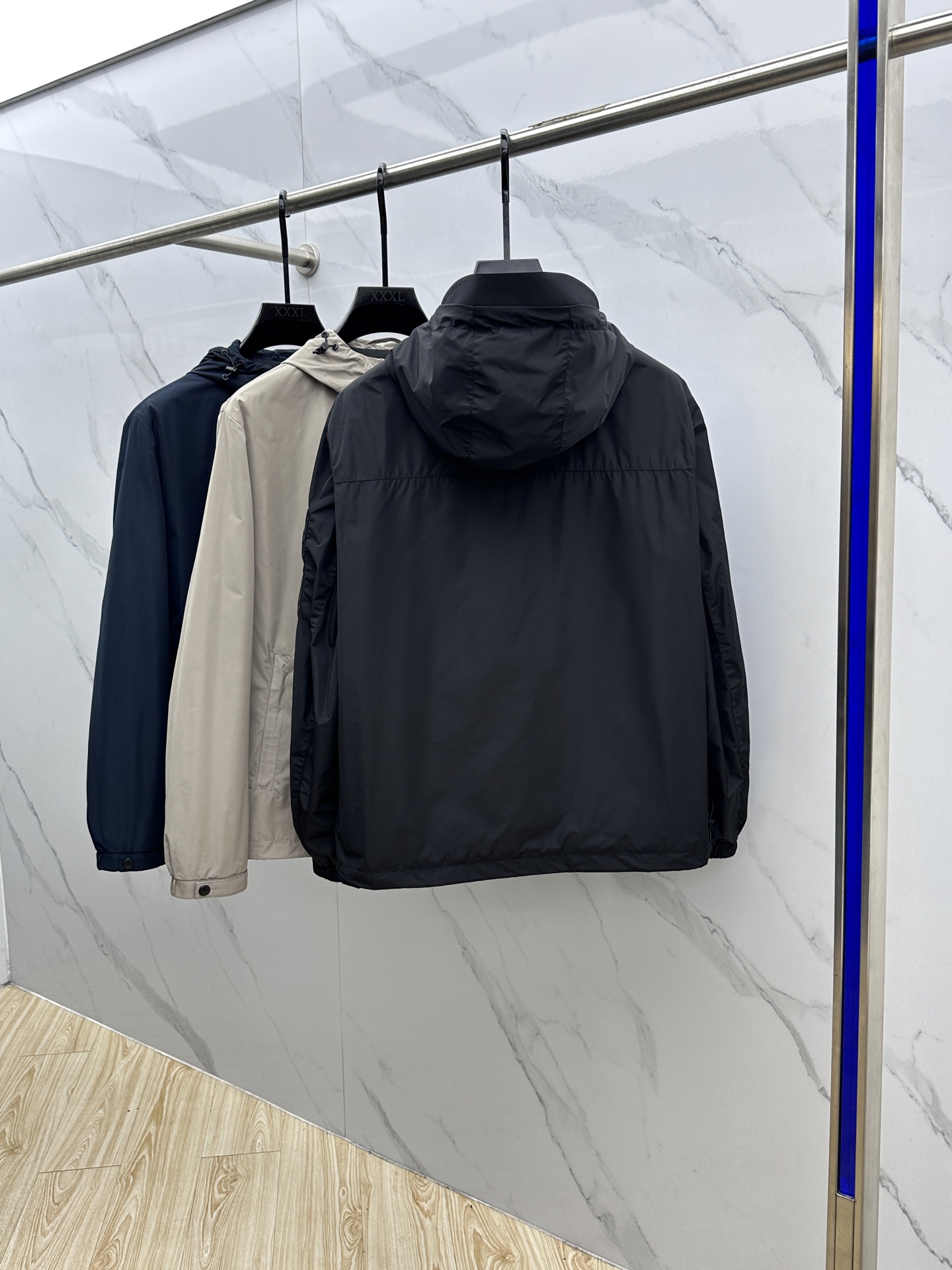 。 🆕Prada*普拉达 2025ss早秋新款发布 普拉达连帽夹克外套，秋季爆款外套，红色胶条Logo 