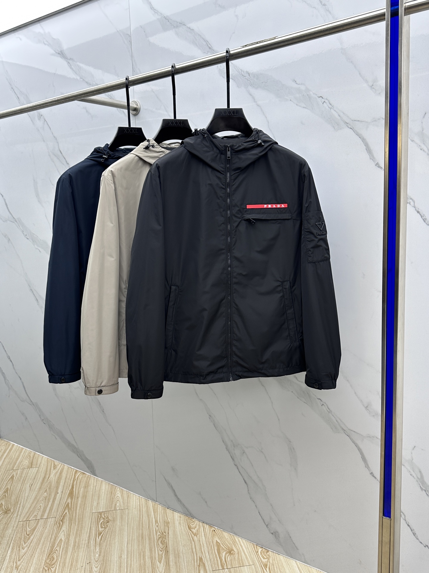 。 🆕Prada*普拉达 2025ss早秋新款发布 普拉达连帽夹克外套，秋季爆款外套，红色胶条Logo 