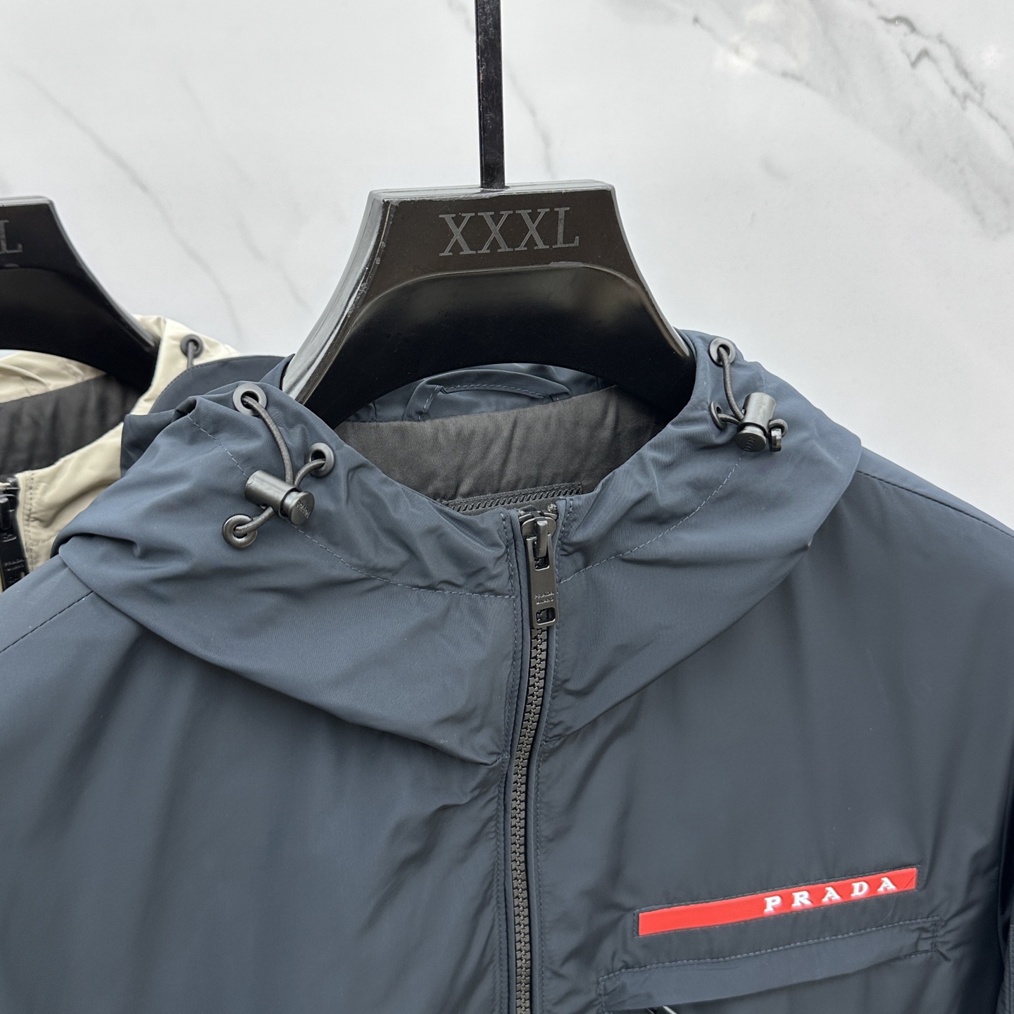 。 🆕Prada*普拉达 2025ss早秋新款发布 普拉达连帽夹克外套，秋季爆款外套，红色胶条Logo 