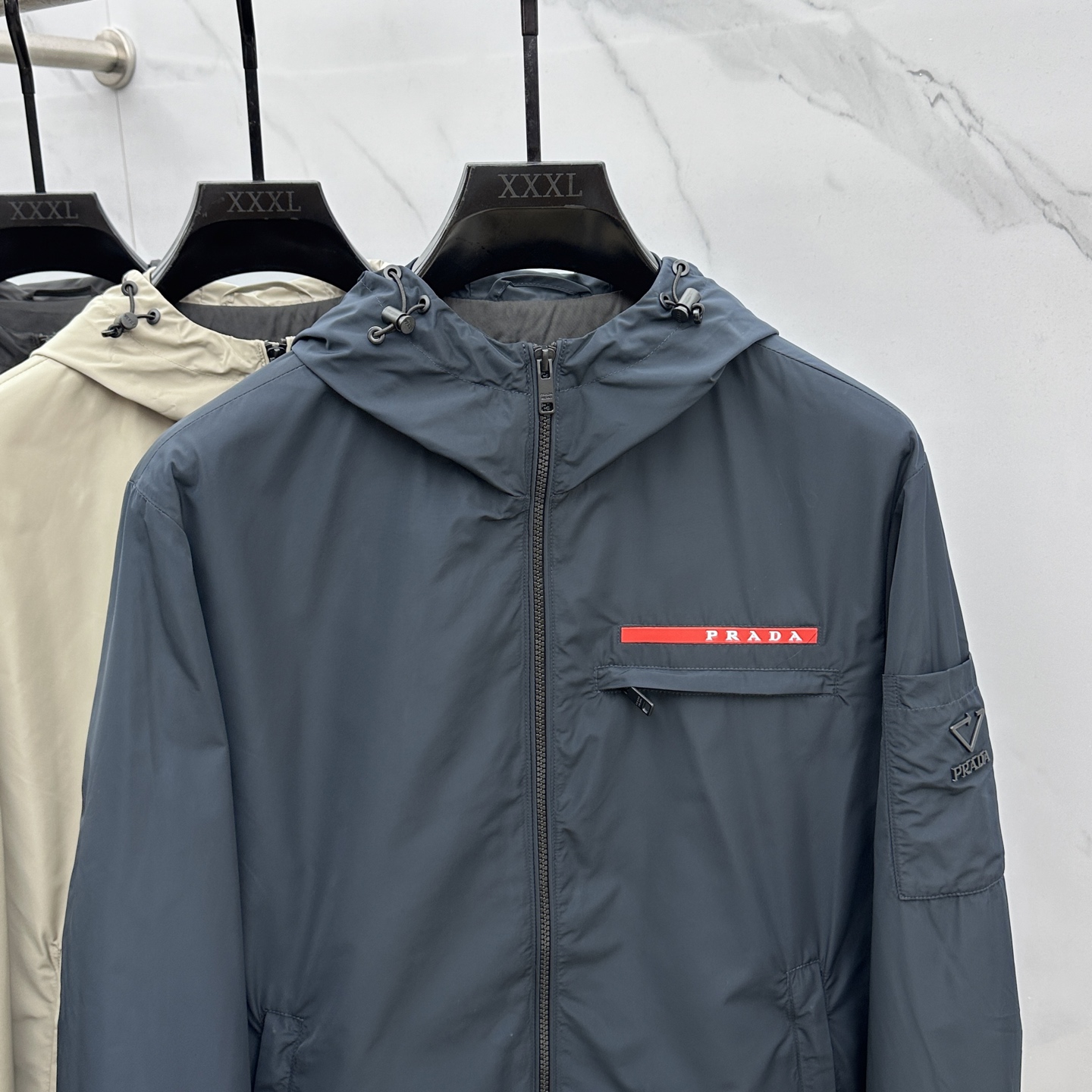 。 🆕Prada*普拉达 2025ss早秋新款发布 普拉达连帽夹克外套，秋季爆款外套，红色胶条Logo 