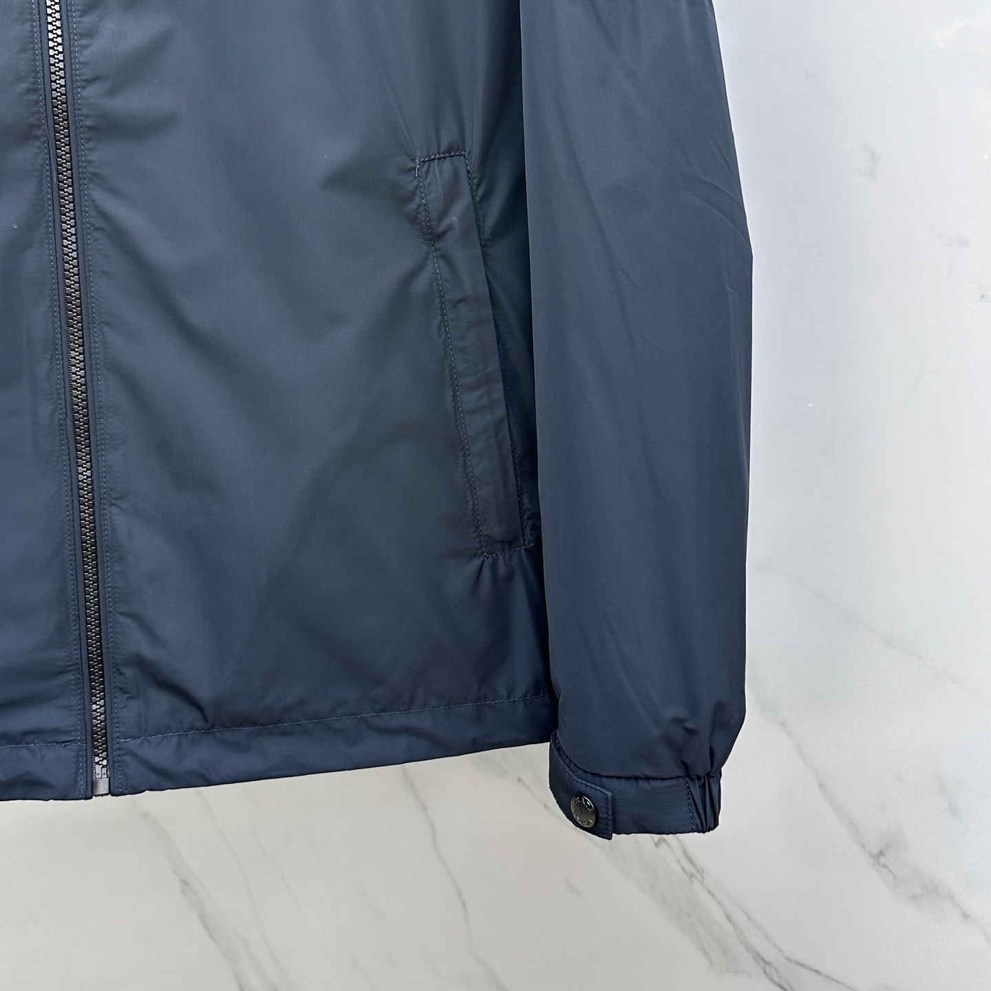 。 🆕Prada*普拉达 2025ss早秋新款发布 普拉达连帽夹克外套，秋季爆款外套，红色胶条Logo 