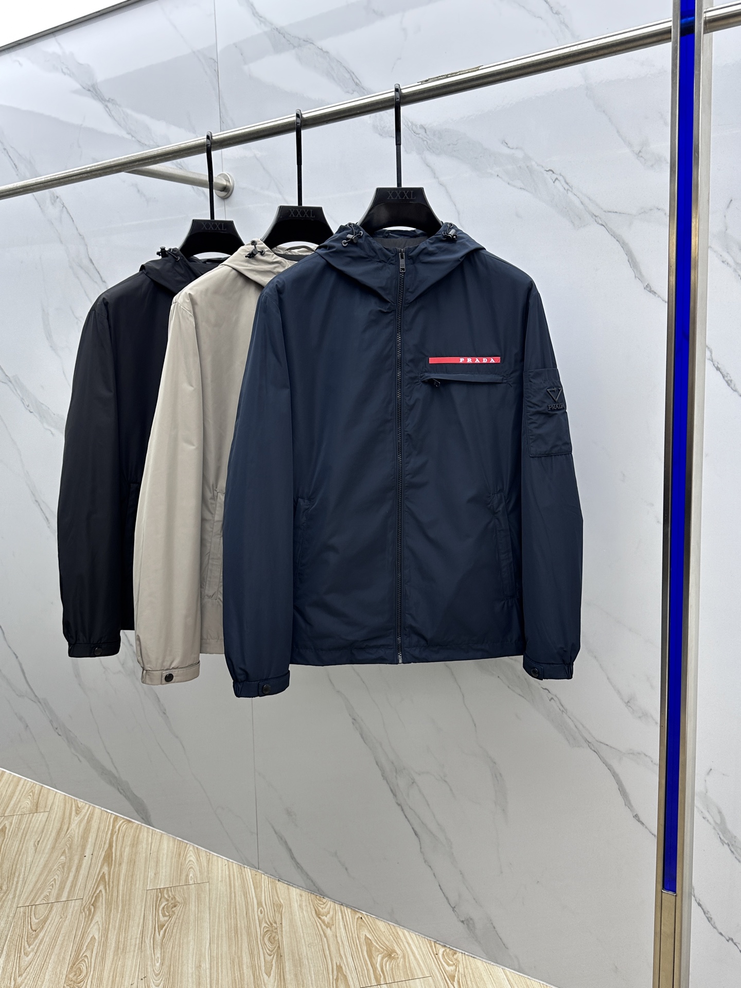 NO:521543,Prada* Prada 2025ss early autumn new style is released. Prada hooded jacket, autumn hot jacket, red rubber strip logo. It is comfortable and comfortable to wear. It is lazy and casual, combined with clean and simple colors, and is particularly durable and suitable for daily wear. It is passionately launched sports items embellished with vitality prints!  hs size M-3XL, prada, prada, jackets & coats, jackets & coats, hats, alexander wang19860909Prada*普拉达 2025ss早秋新款发布 普拉达连帽夹克外套,秋季爆款外套,红色胶条Logo 穿上就是舒适自在又显瘦的存在,慵懒而随性,结合干净简单的色系就特别耐看,适合日常穿着~倾情推出缀饰活力印花的运动单品！hs 尺码M-3XL,,prada,prada,jackets & coats,jackets & coats,hats,alexander wang,Men's clothing