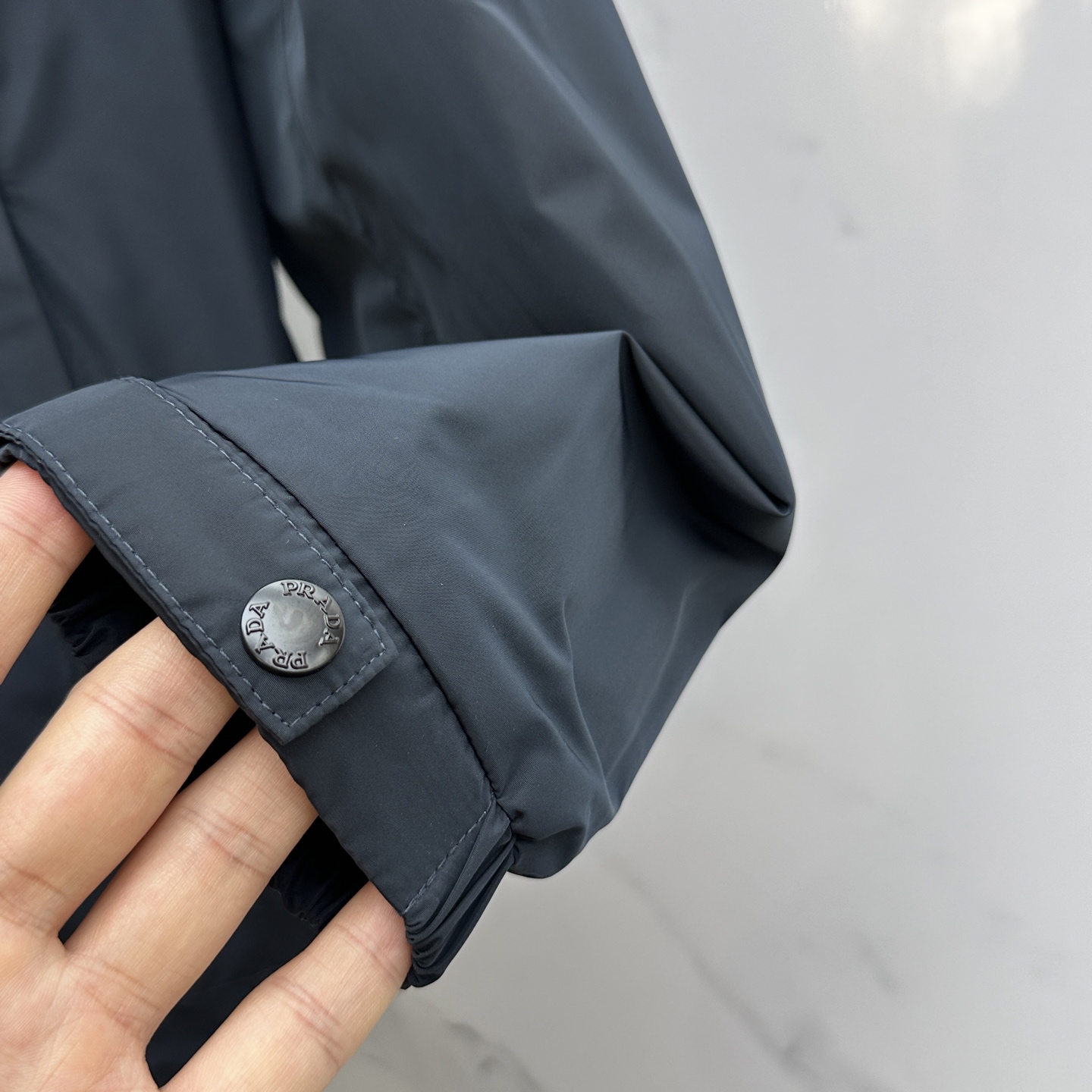 。 🆕Prada*普拉达 2025ss早秋新款发布 普拉达连帽夹克外套，秋季爆款外套，红色胶条Logo 