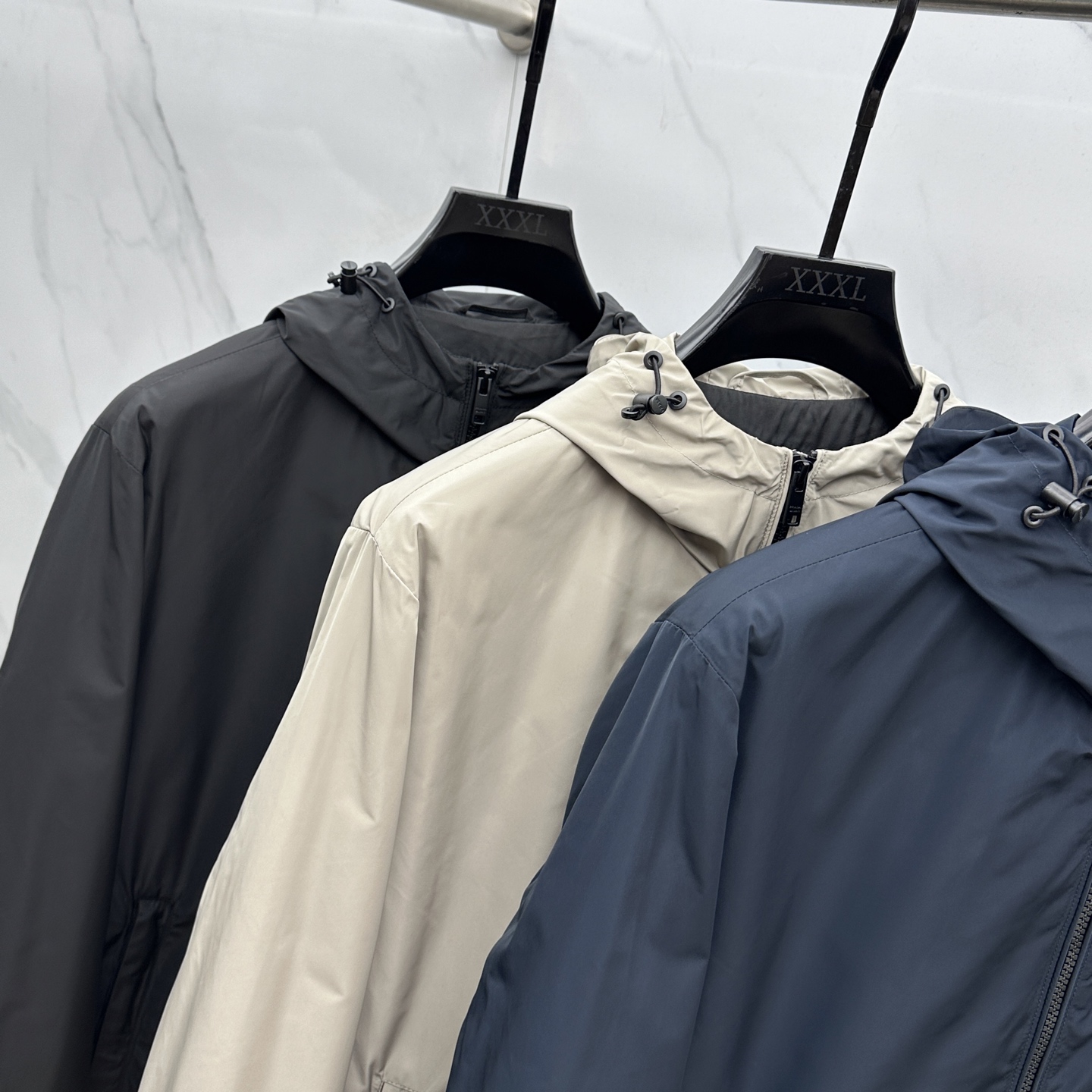 。 🆕Prada*普拉达 2025ss早秋新款发布 普拉达连帽夹克外套，秋季爆款外套，红色胶条Logo 