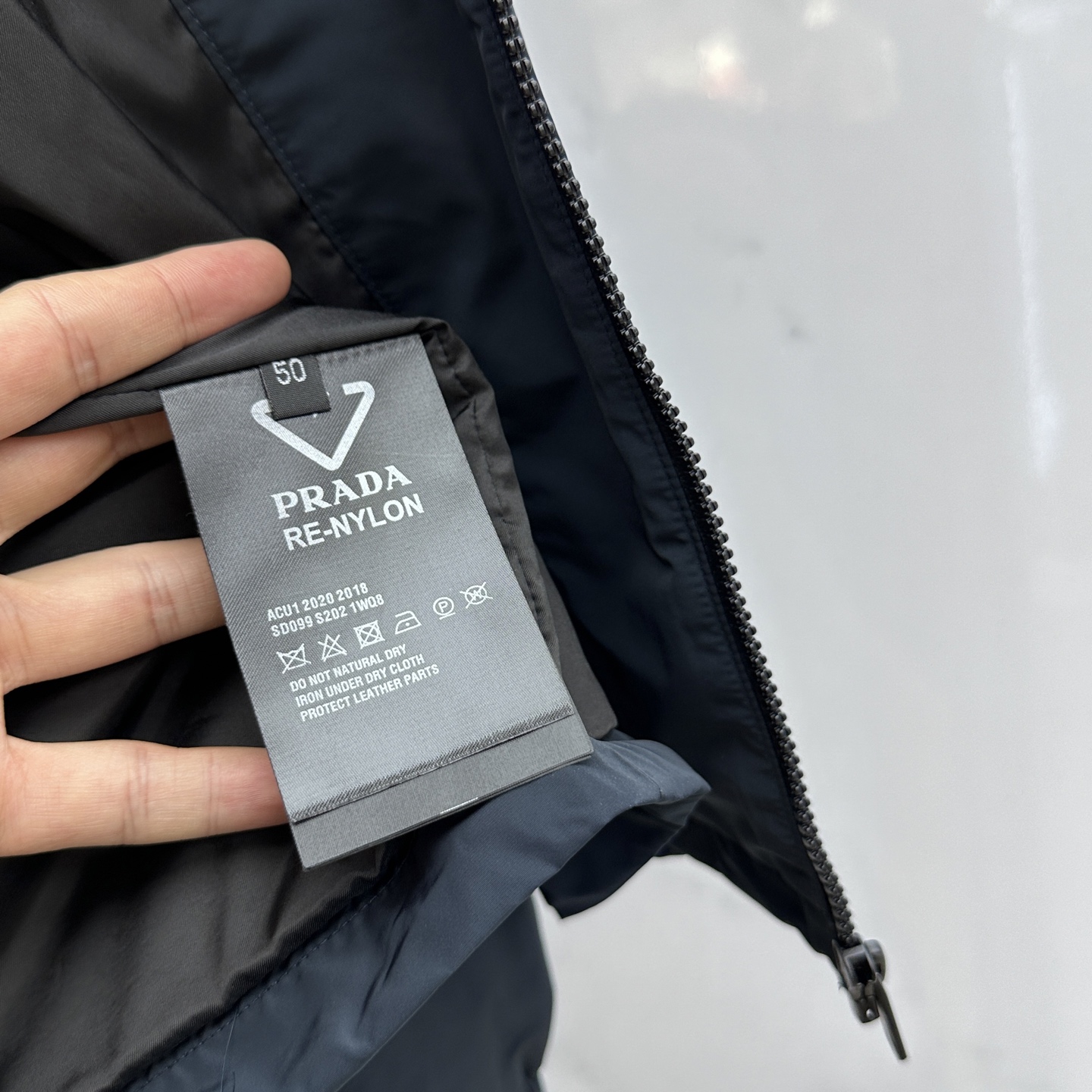 。 🆕Prada*普拉达 2025ss早秋新款发布 普拉达连帽夹克外套，秋季爆款外套，红色胶条Logo 