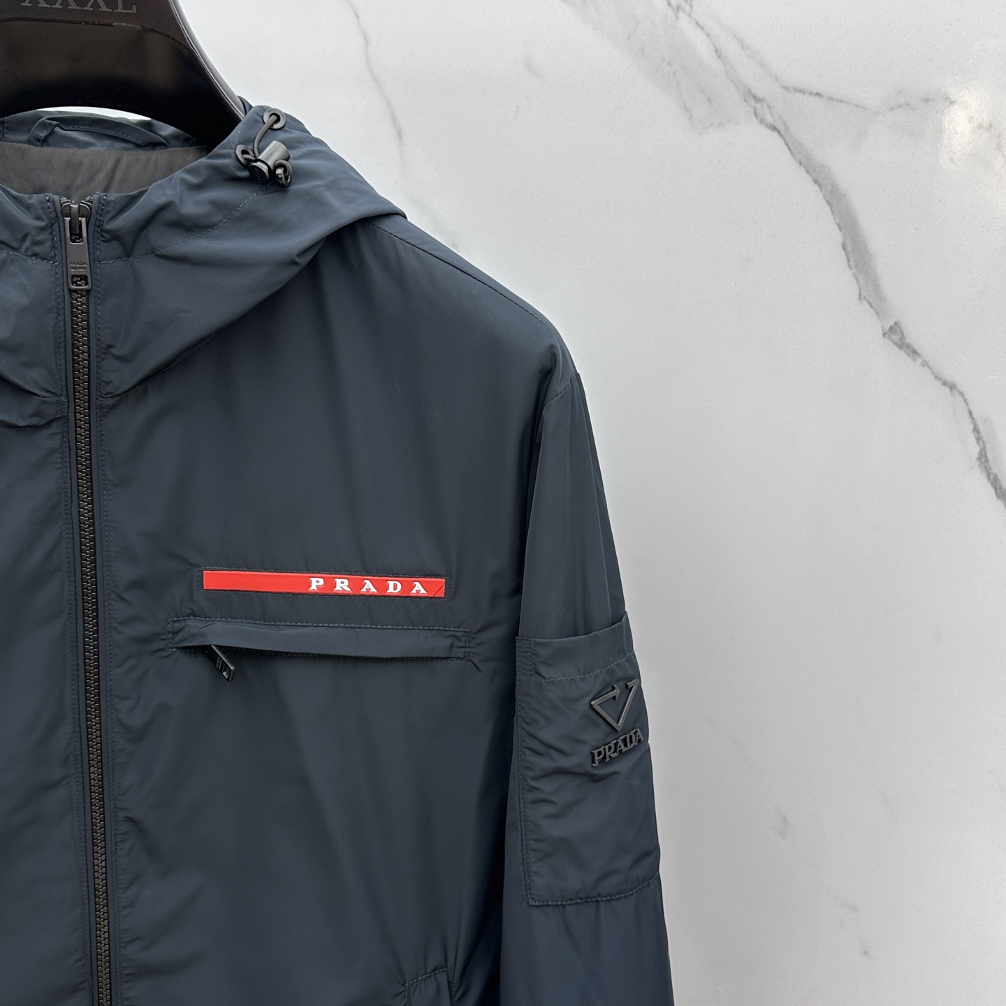 。 🆕Prada*普拉达 2025ss早秋新款发布 普拉达连帽夹克外套，秋季爆款外套，红色胶条Logo 