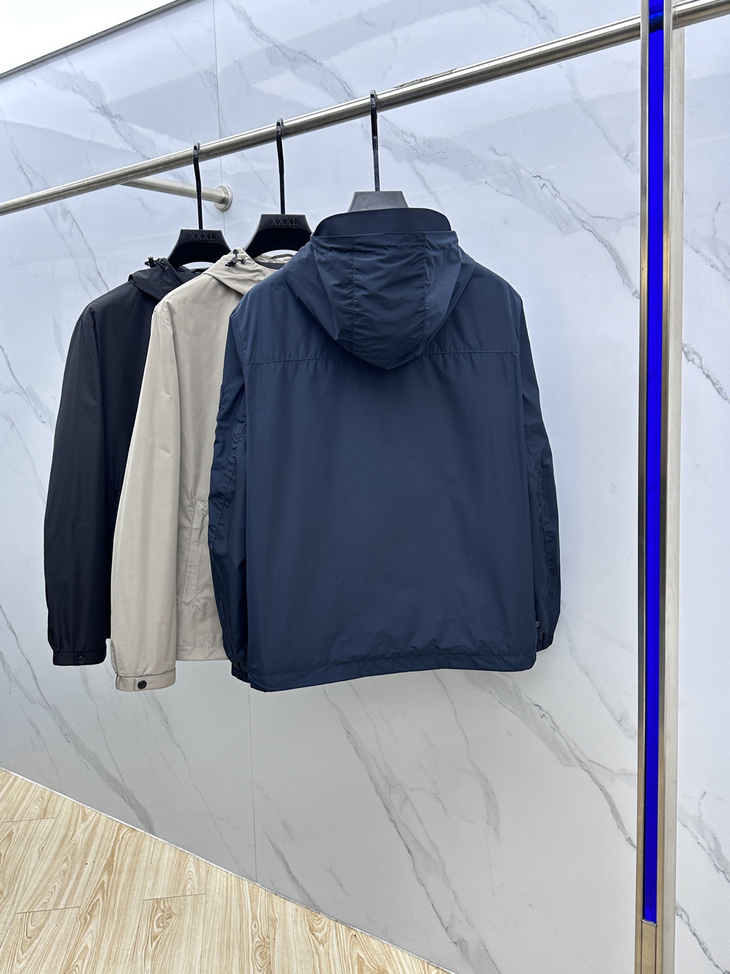 。 🆕Prada*普拉达 2025ss早秋新款发布 普拉达连帽夹克外套，秋季爆款外套，红色胶条Logo 