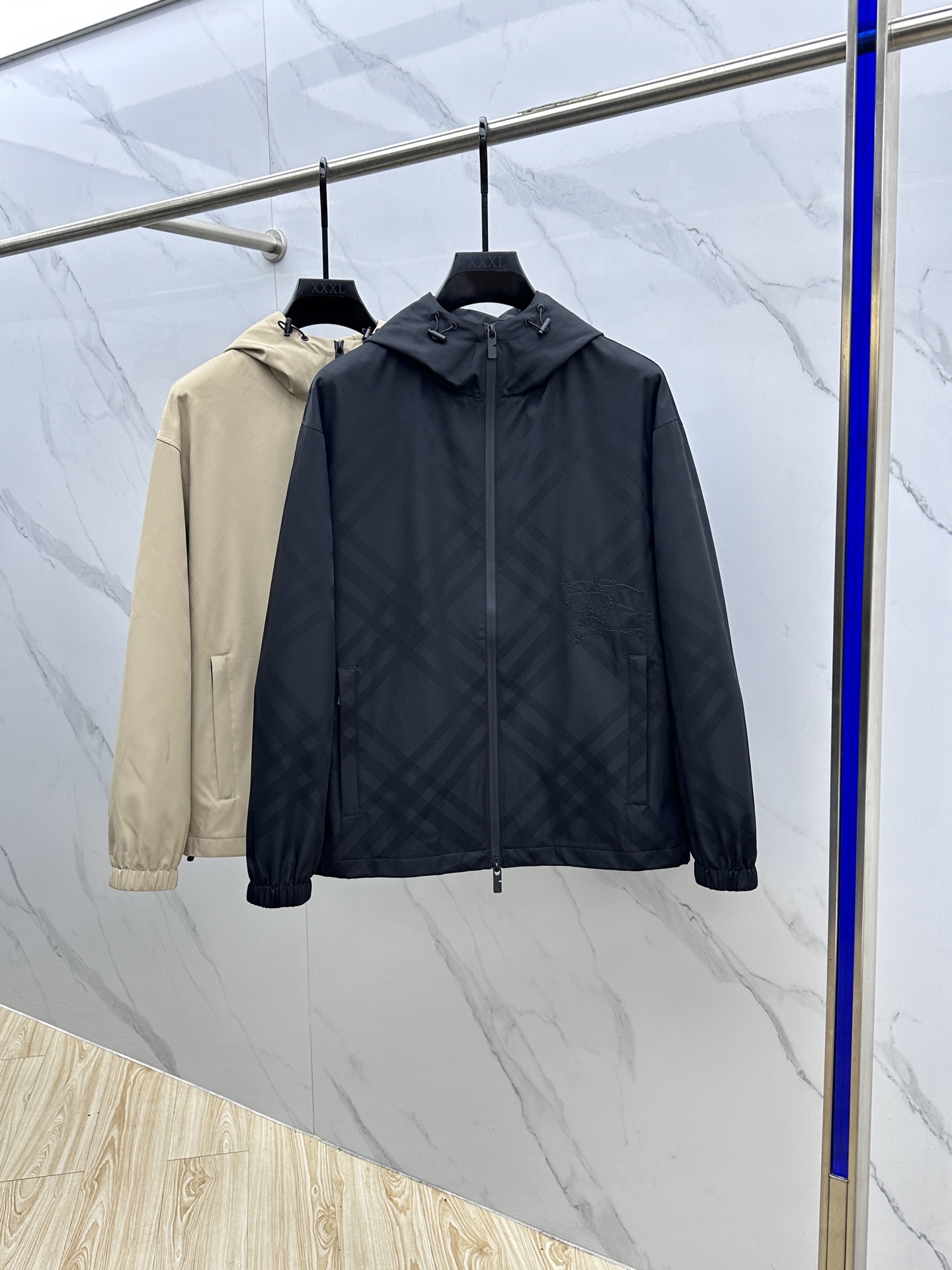 NO:521546,Burberry* Burberry 2025ss early autumn new style is released. Burberry hooded jacket, autumn hot jacket, plaid jacquard and horse embroidered jacket, it is comfortable and comfortable to wear, lazy and casual, combined with clean and simple colors, it is particularly pleasing to look at, suitable for daily wear~ I love to launch sports items embellished with vitality prints!  hs size M-3XL, burberry, burberry, jackets & coats, jackets & coats, hats, alexander wang19860909Burberry*巴宝莉 2025ss早秋新款发布 巴宝莉连帽夹克外套,秋季爆款外套,格子提花战马刺绣款款外套,穿上就是舒适自在又显瘦的存在,慵懒而随性,结合干净简单的色系就特别耐看,适合日常穿着~倾情推出缀饰活力印花的运动单品！hs 尺码M-3XL,,burberry,burberry,jackets & coats,jackets & coats,hats,alexander wang,Men's clothing