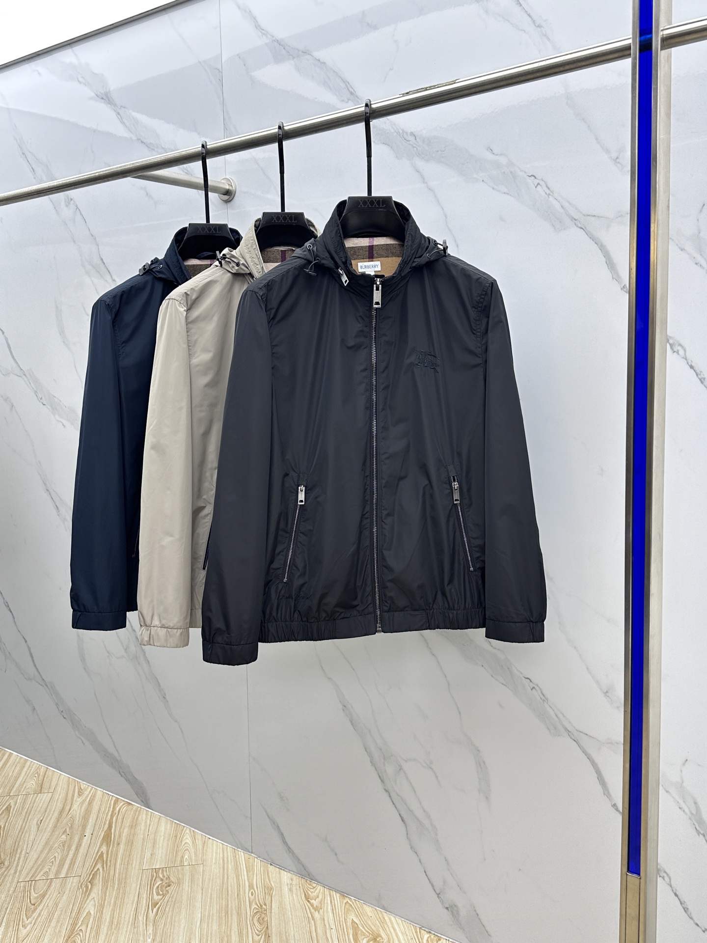 NO:523780,Burberey* Burberry 2025ss early autumn new style is released. Burberry hooded jacket, a hot autumn style thin cotton jacket, and the letter logo embroidery style is comfortable, comfortable and slim. It is lazy and casual, combined with clean and simple colors, it is particularly pleasing to look at. It is suitable for daily wear~ I love to launch sports items embroidered with vitality prints!  hs size M-3XL, burberry, burberry, jackets & coats, jackets & coats, hats, alexander wang19860909Burberey*巴宝莉 2025ss早秋新款发布巴宝莉连帽夹克外套,秋季爆款夹薄棉夹克,字母logo刺绣款穿上就是舒适自在又显瘦的存在,慵懒而随性,结合干净简单的色系就特别耐看,适合日常穿着~倾情推出缀饰活力印花的运动单品！hs 尺码M-3XL,,burberry,burberry,jackets & coats,jackets & coats,hats,alexander wang,Men's clothing