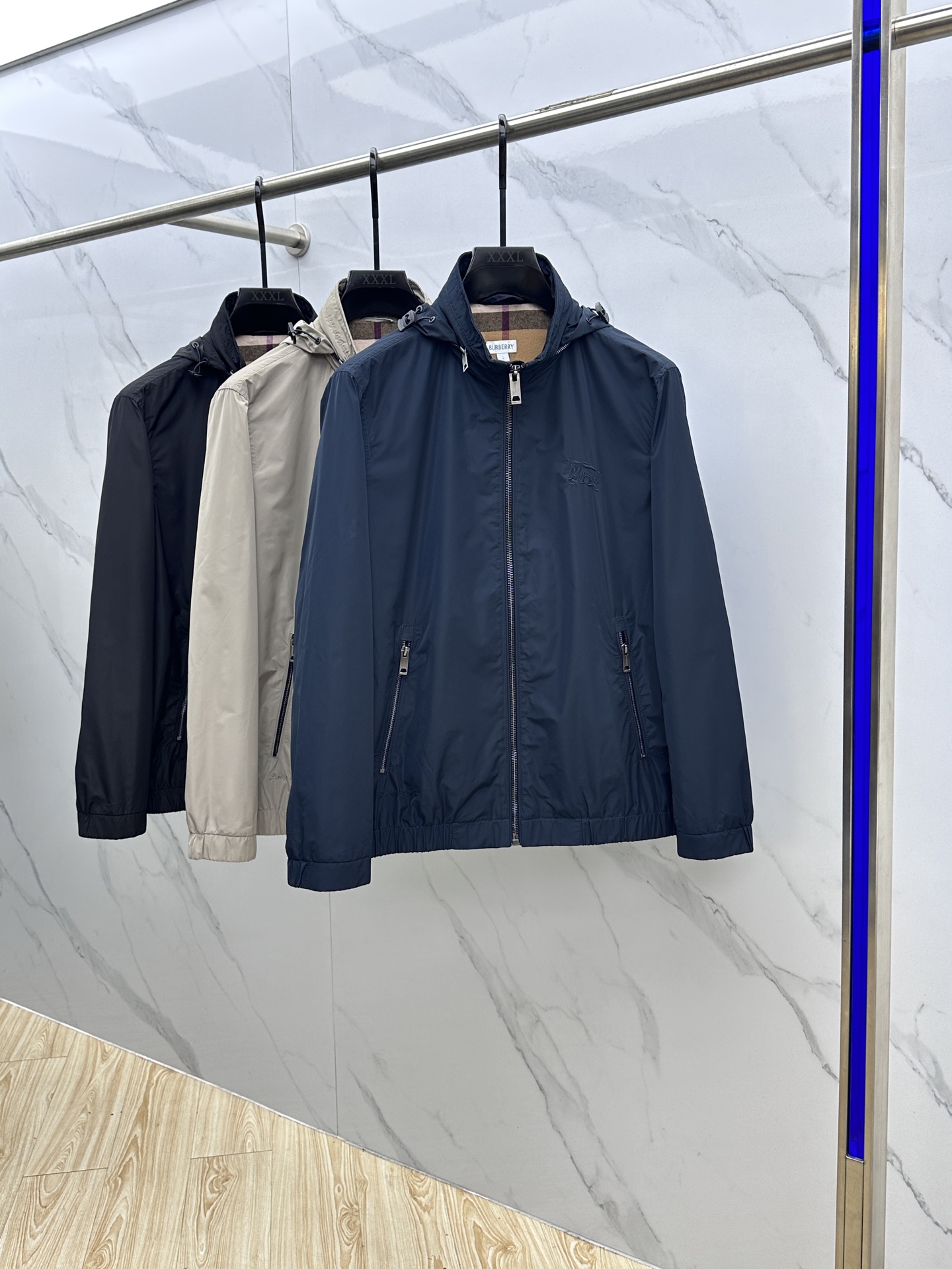 NO:521548,Burberey* Burberry 2025ss early autumn new style is released. Burberry hooded jacket, a hot autumn style thin cotton jacket, and the letter logo embroidery style is comfortable, comfortable and slim. It is lazy and casual, combined with clean and simple colors, it is particularly pleasing to look at. It is suitable for daily wear~ I love to launch sports items embroidered with vitality prints!  hs size M-3XL, burberry, burberry, jackets & coats, jackets & coats, hats, alexander wang19860909Burberey*巴宝莉 2025ss早秋新款发布巴宝莉连帽夹克外套,秋季爆款夹薄棉夹克,字母logo刺绣款穿上就是舒适自在又显瘦的存在,慵懒而随性,结合干净简单的色系就特别耐看,适合日常穿着~倾情推出缀饰活力印花的运动单品！hs 尺码M-3XL,,burberry,burberry,jackets & coats,jackets & coats,hats,alexander wang,Men's clothing