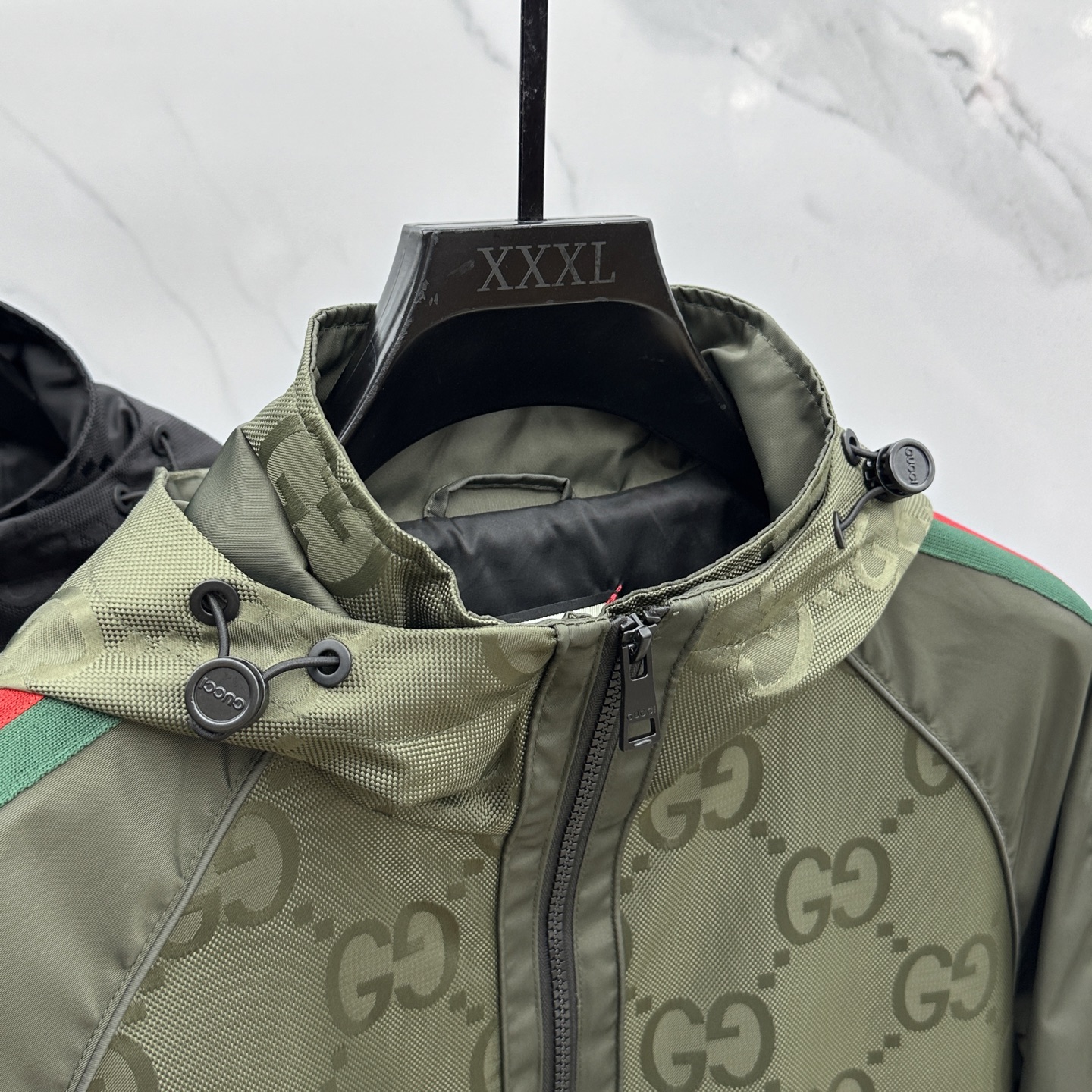 。 🆕Gucci*古驰 2025ss早秋新款发布古驰连帽夹克外套，双GG字母提花面料搭配绿红织带秋季爆款