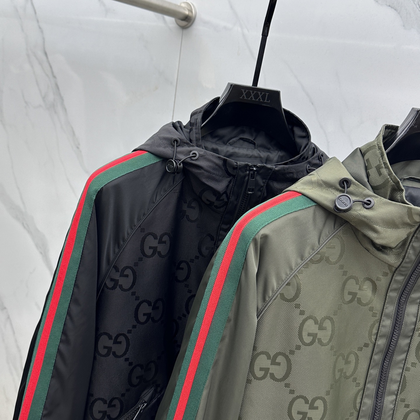 。 🆕Gucci*古驰 2025ss早秋新款发布古驰连帽夹克外套，双GG字母提花面料搭配绿红织带秋季爆款