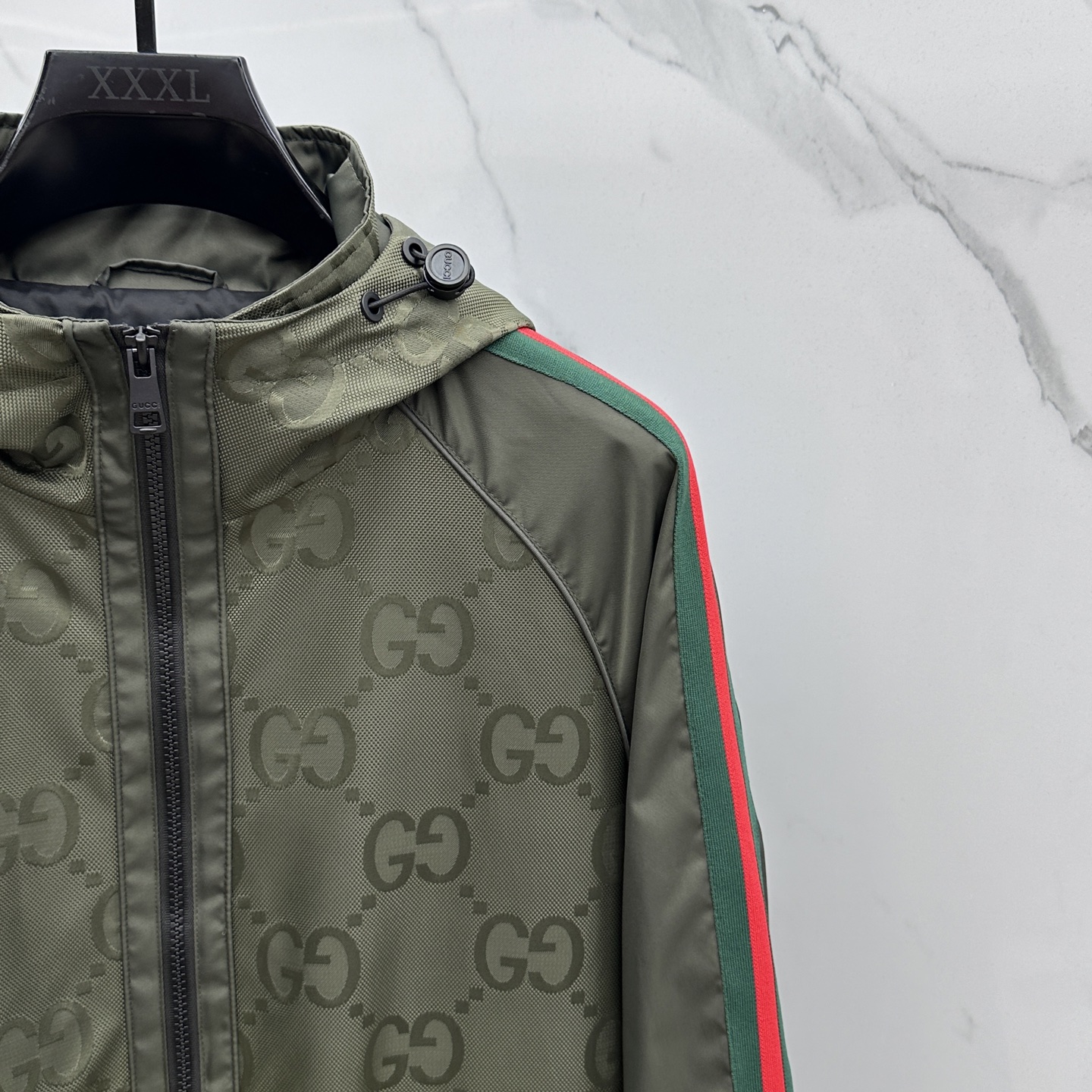 。 🆕Gucci*古驰 2025ss早秋新款发布古驰连帽夹克外套，双GG字母提花面料搭配绿红织带秋季爆款