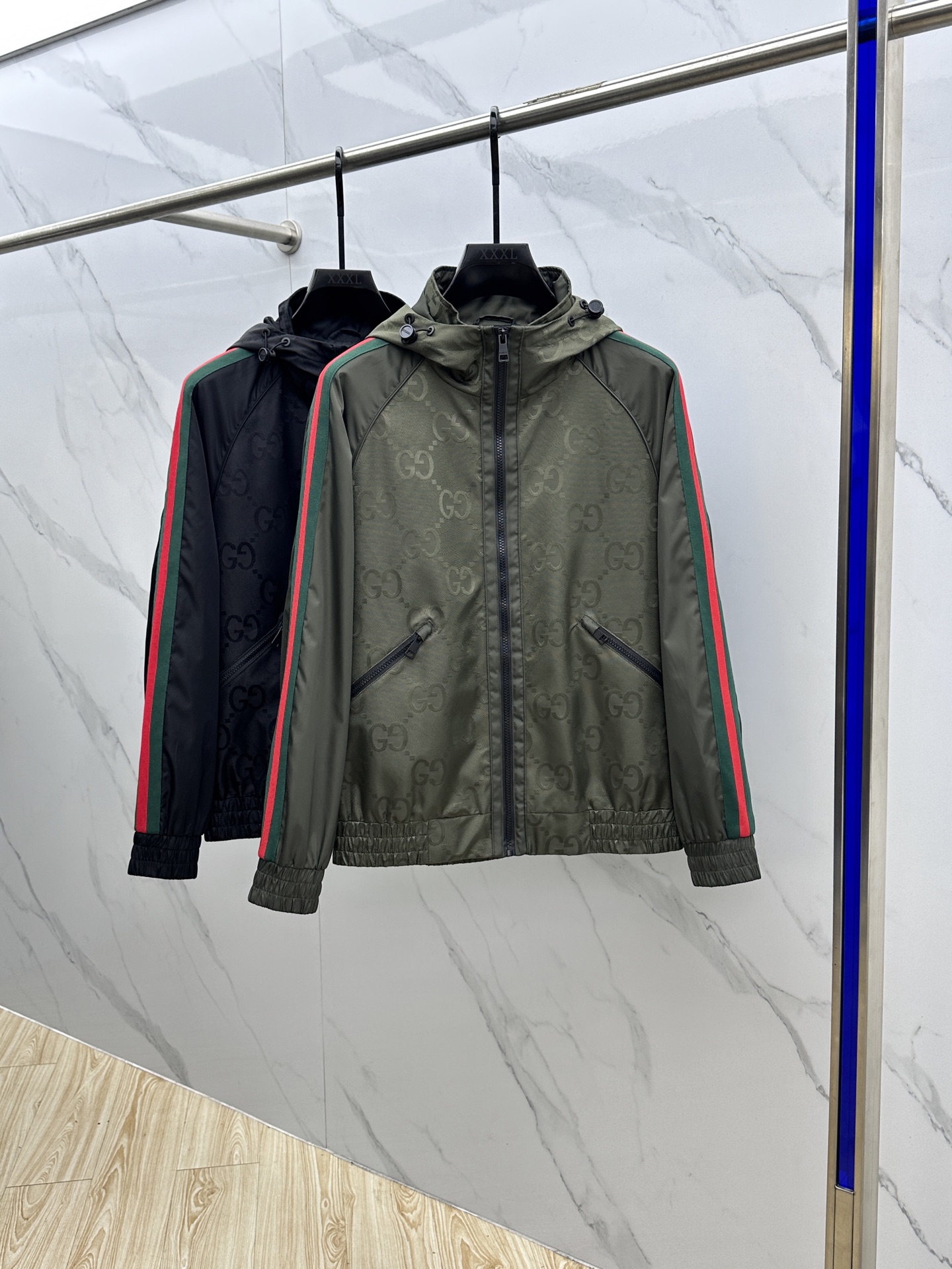 。 🆕Gucci*古驰 2025ss早秋新款发布古驰连帽夹克外套，双GG字母提花面料搭配绿红织带秋季爆款