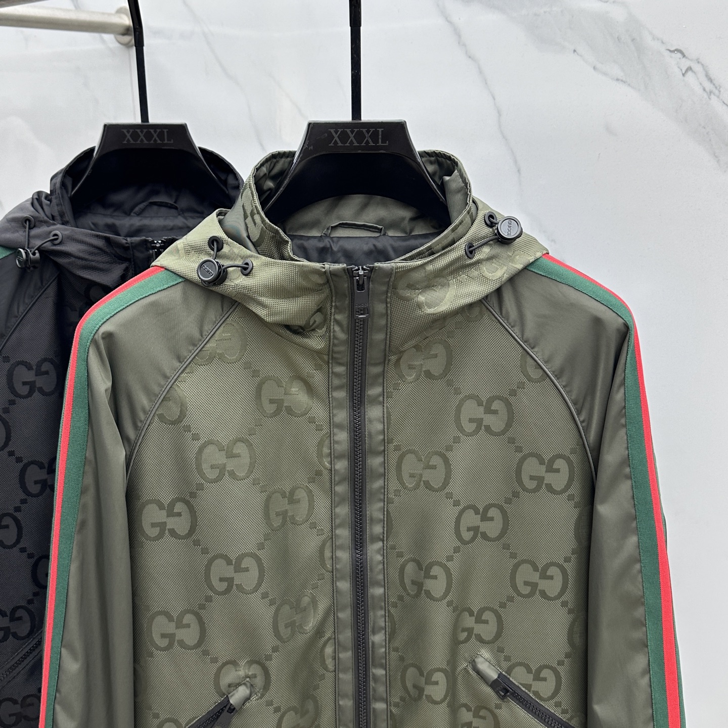 。 🆕Gucci*古驰 2025ss早秋新款发布古驰连帽夹克外套，双GG字母提花面料搭配绿红织带秋季爆款