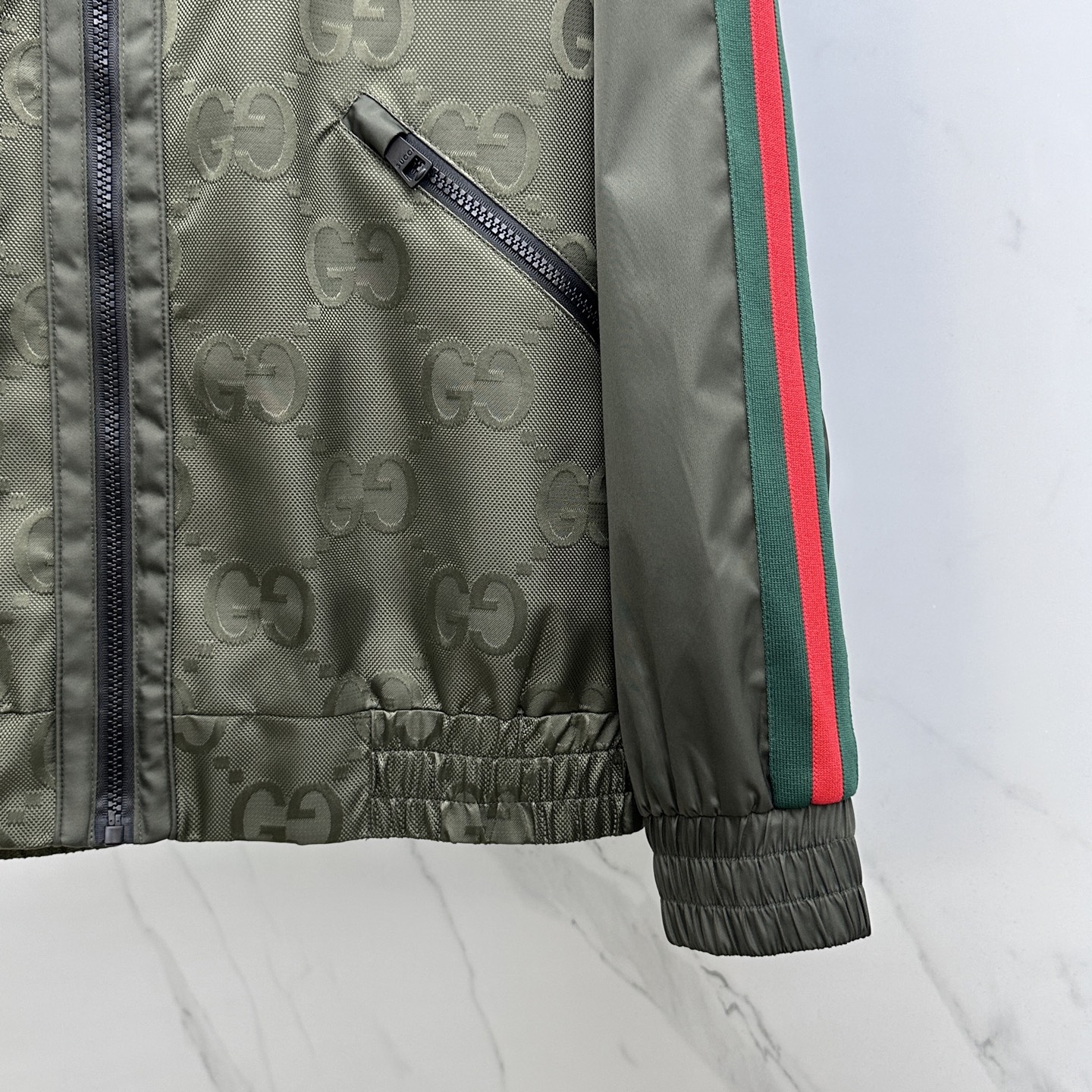 。 🆕Gucci*古驰 2025ss早秋新款发布古驰连帽夹克外套，双GG字母提花面料搭配绿红织带秋季爆款